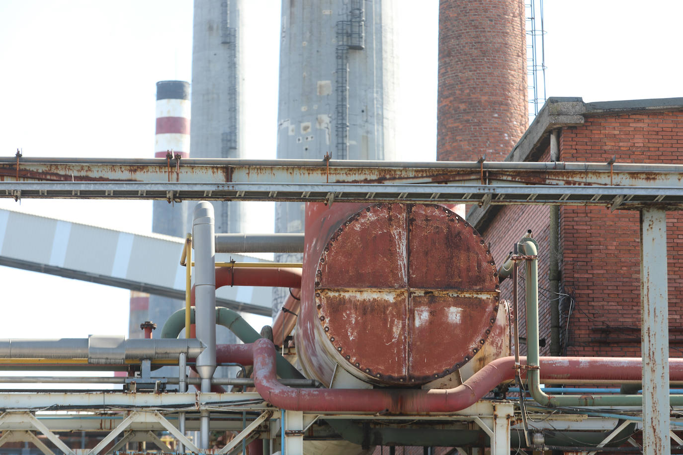 La demolición del complejo, formado por una gran cantidad de tubos, tuberías, tanques y estructuras de hormigón avanzan al ritmo previsto.