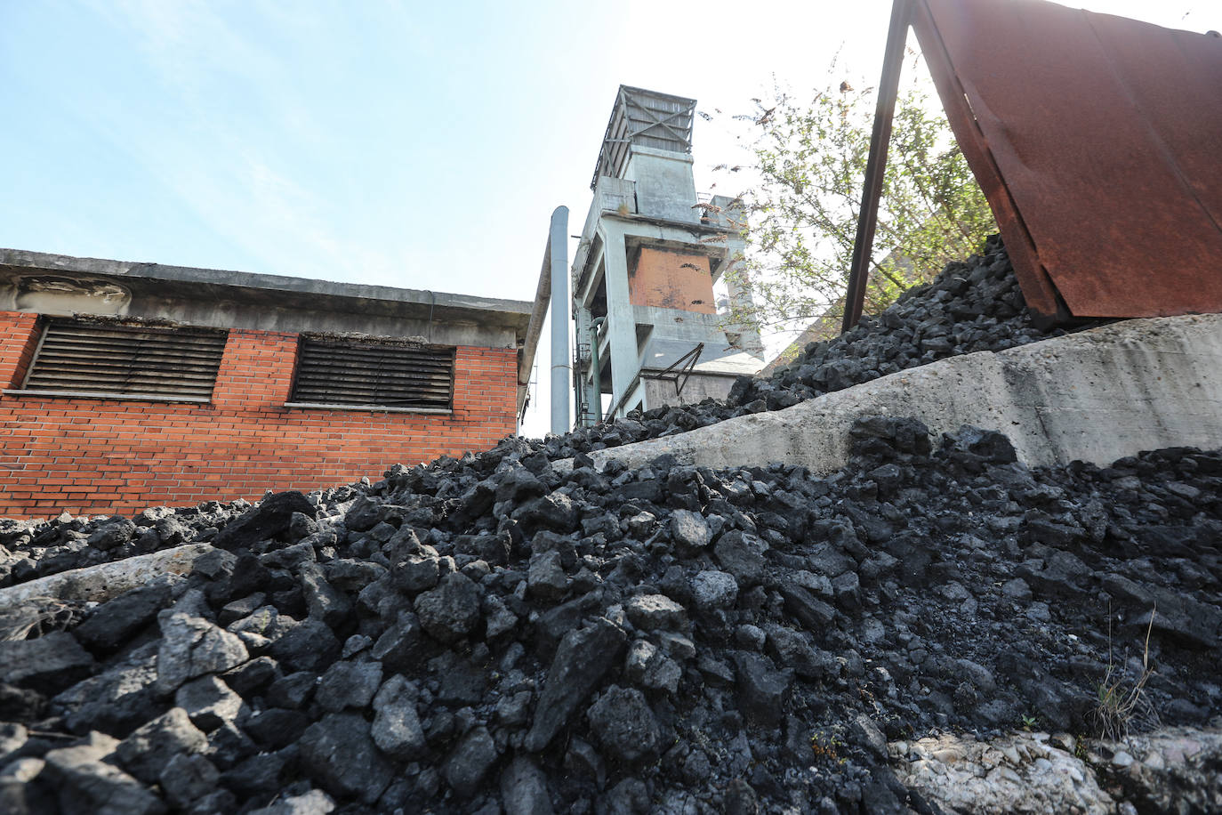 La demolición del complejo, formado por una gran cantidad de tubos, tuberías, tanques y estructuras de hormigón avanzan al ritmo previsto.