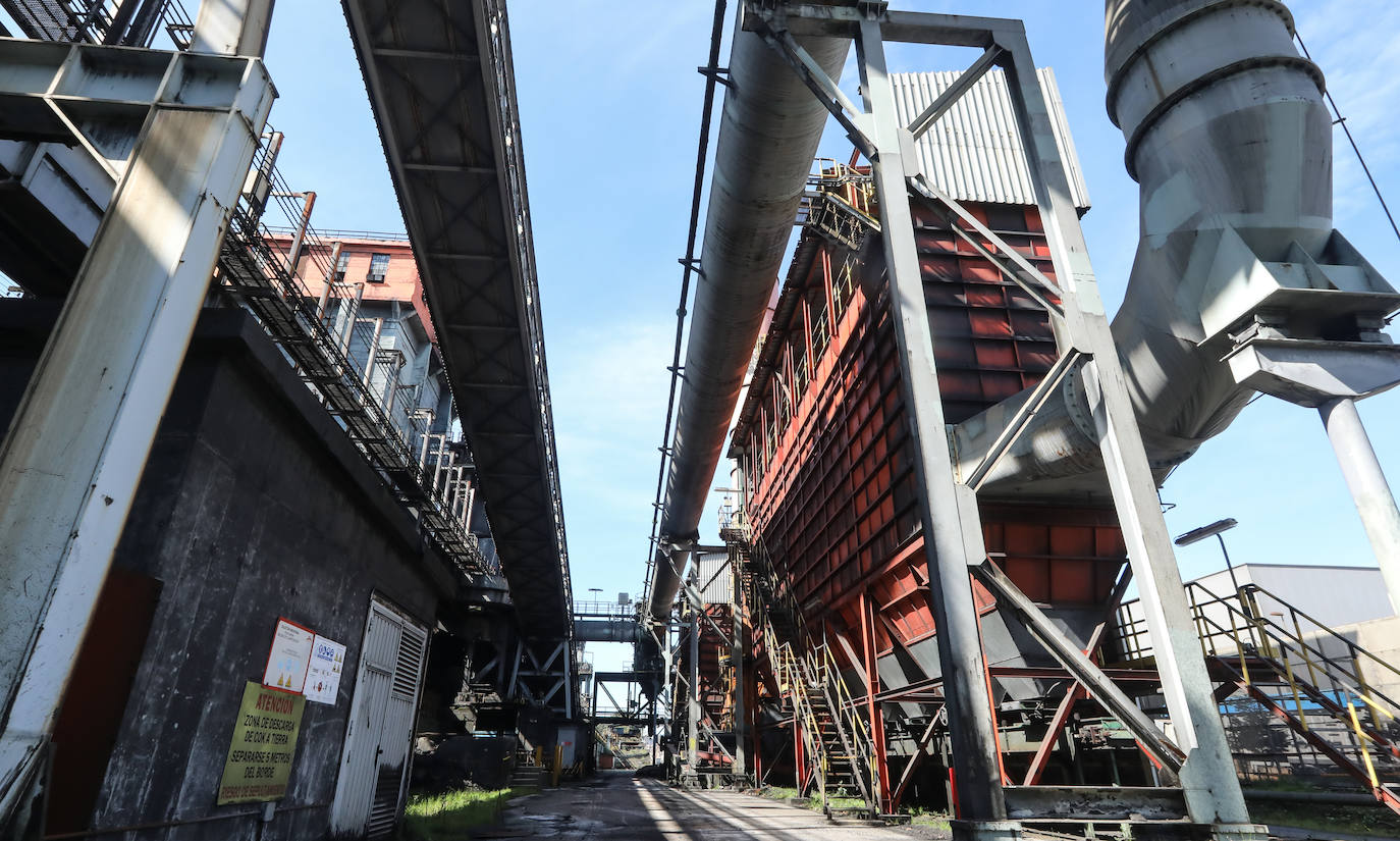 La demolición del complejo, formado por una gran cantidad de tubos, tuberías, tanques y estructuras de hormigón avanzan al ritmo previsto.