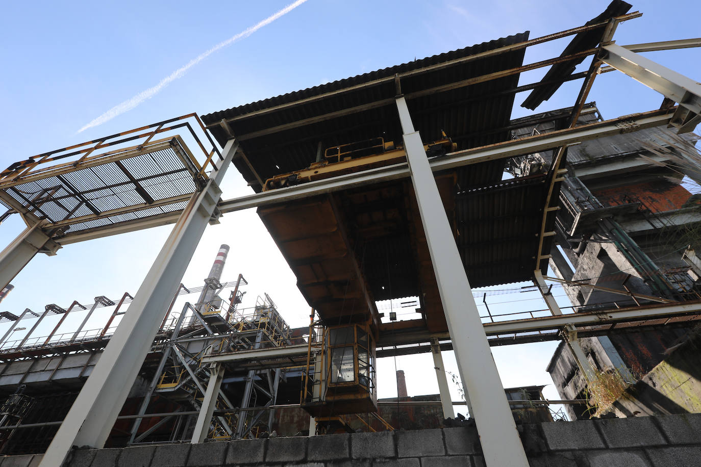 La demolición del complejo, formado por una gran cantidad de tubos, tuberías, tanques y estructuras de hormigón avanzan al ritmo previsto.