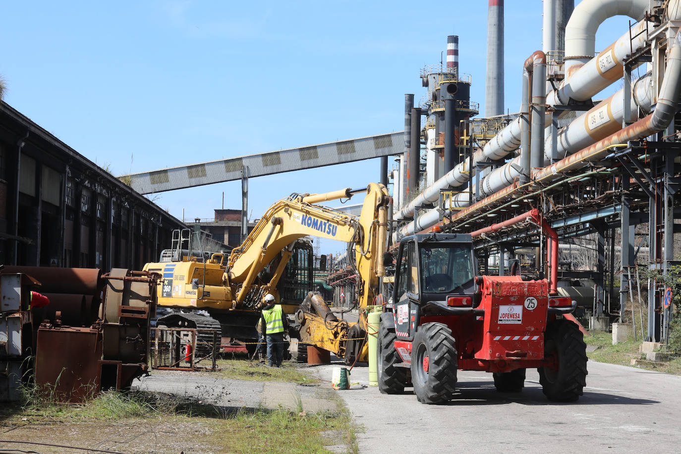 La demolición del complejo, formado por una gran cantidad de tubos, tuberías, tanques y estructuras de hormigón avanzan al ritmo previsto.