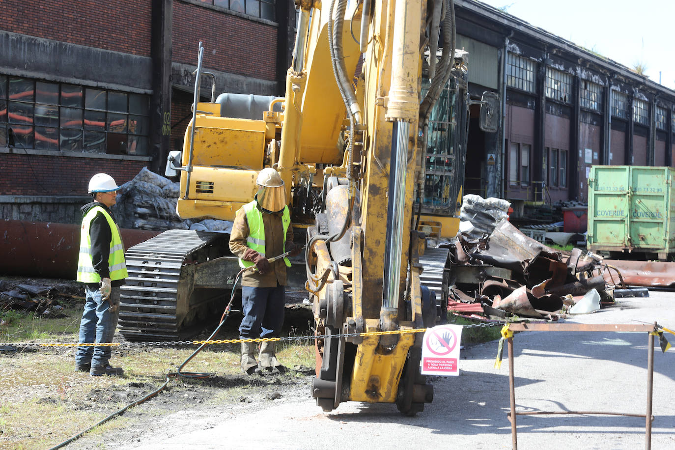 La demolición del complejo, formado por una gran cantidad de tubos, tuberías, tanques y estructuras de hormigón avanzan al ritmo previsto.