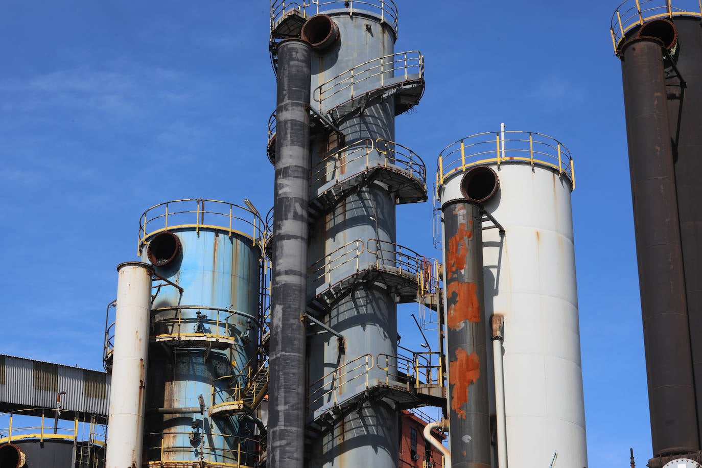 La demolición del complejo, formado por una gran cantidad de tubos, tuberías, tanques y estructuras de hormigón avanzan al ritmo previsto.
