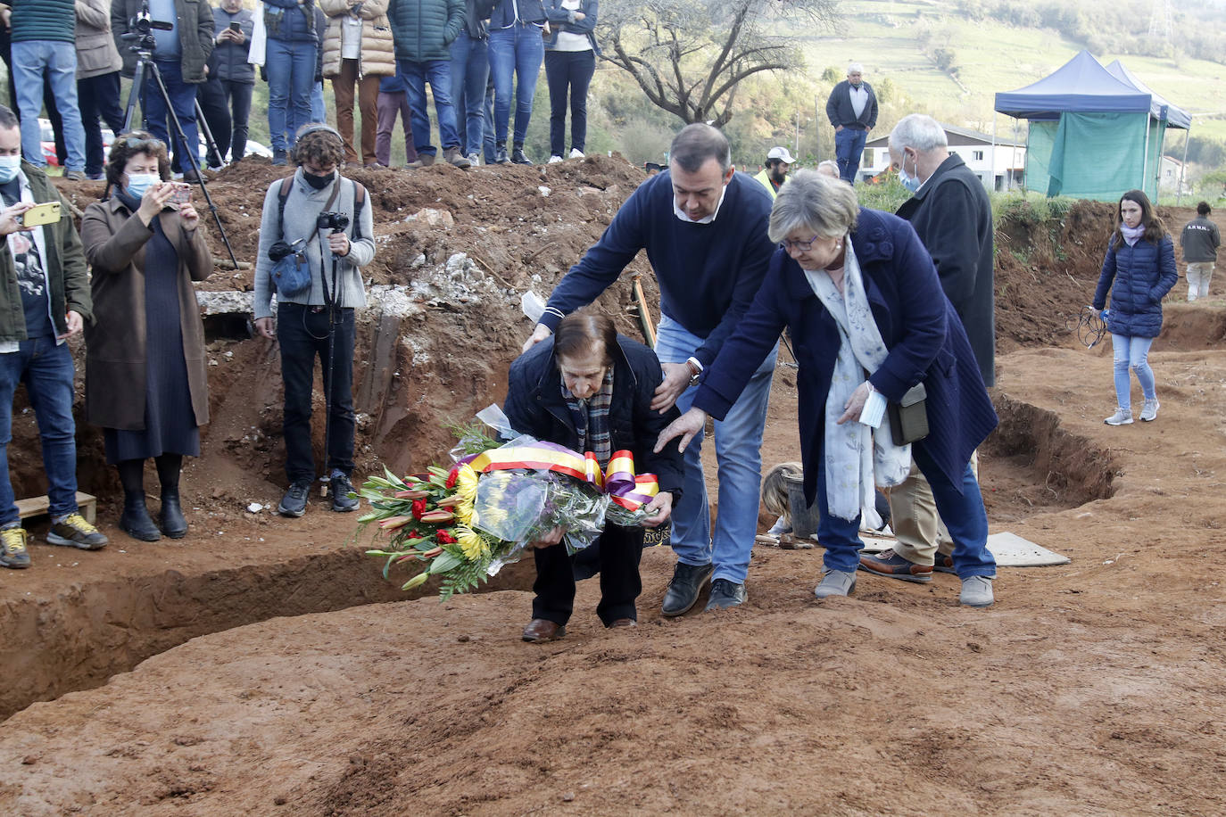 Las familias acuden a la excavación para hallar a sus antepasados y los voluntarios creen que encontrarán los restos de veinte personas más.