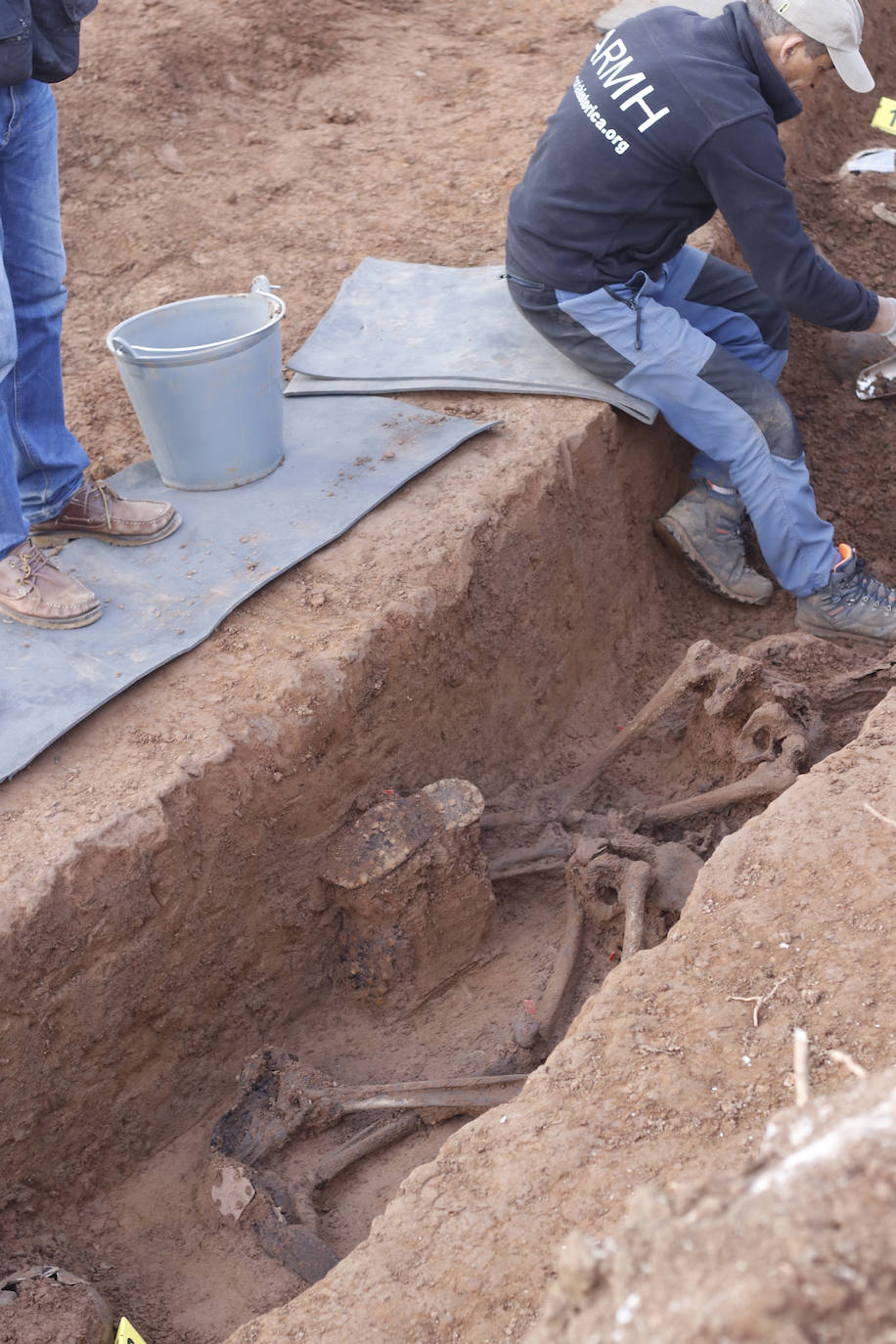 Las familias acuden a la excavación para hallar a sus antepasados y los voluntarios creen que encontrarán los restos de veinte personas más.