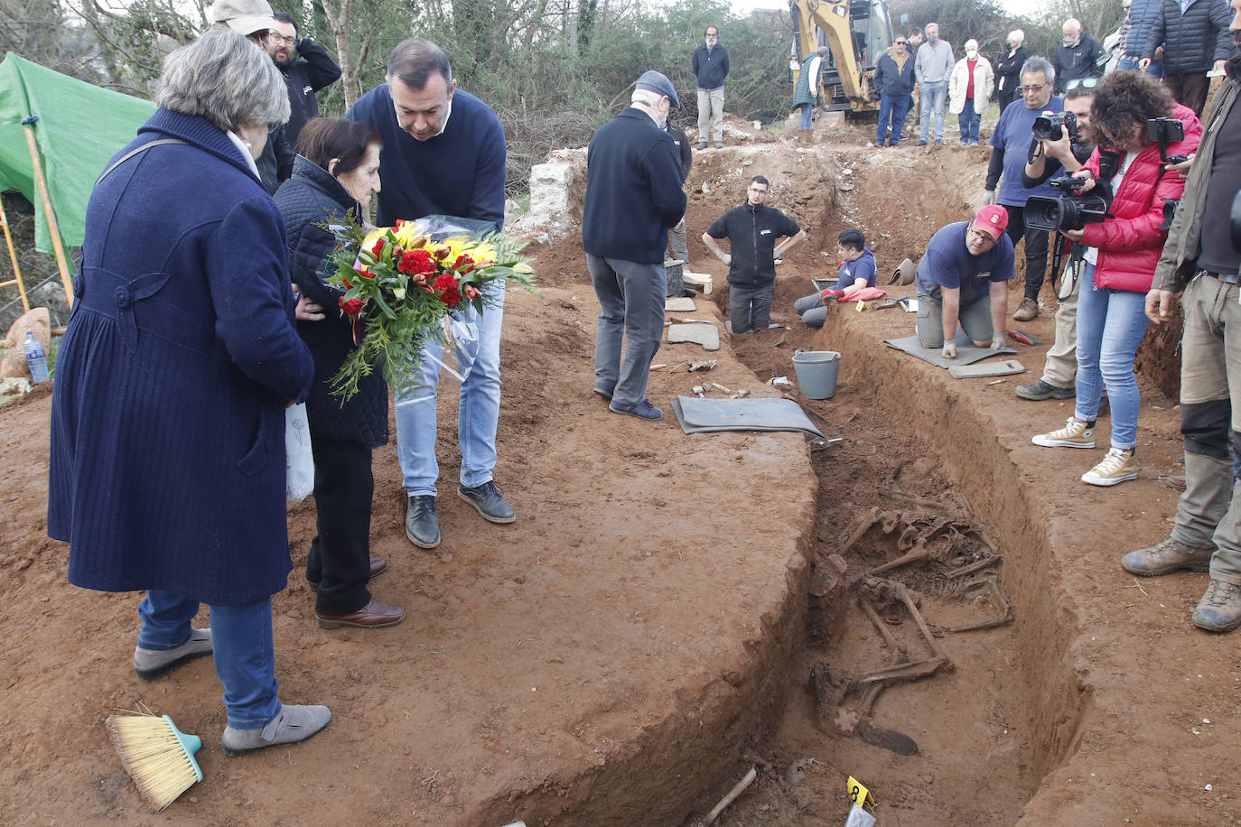 Las familias acuden a la excavación para hallar a sus antepasados y los voluntarios creen que encontrarán los restos de veinte personas más.