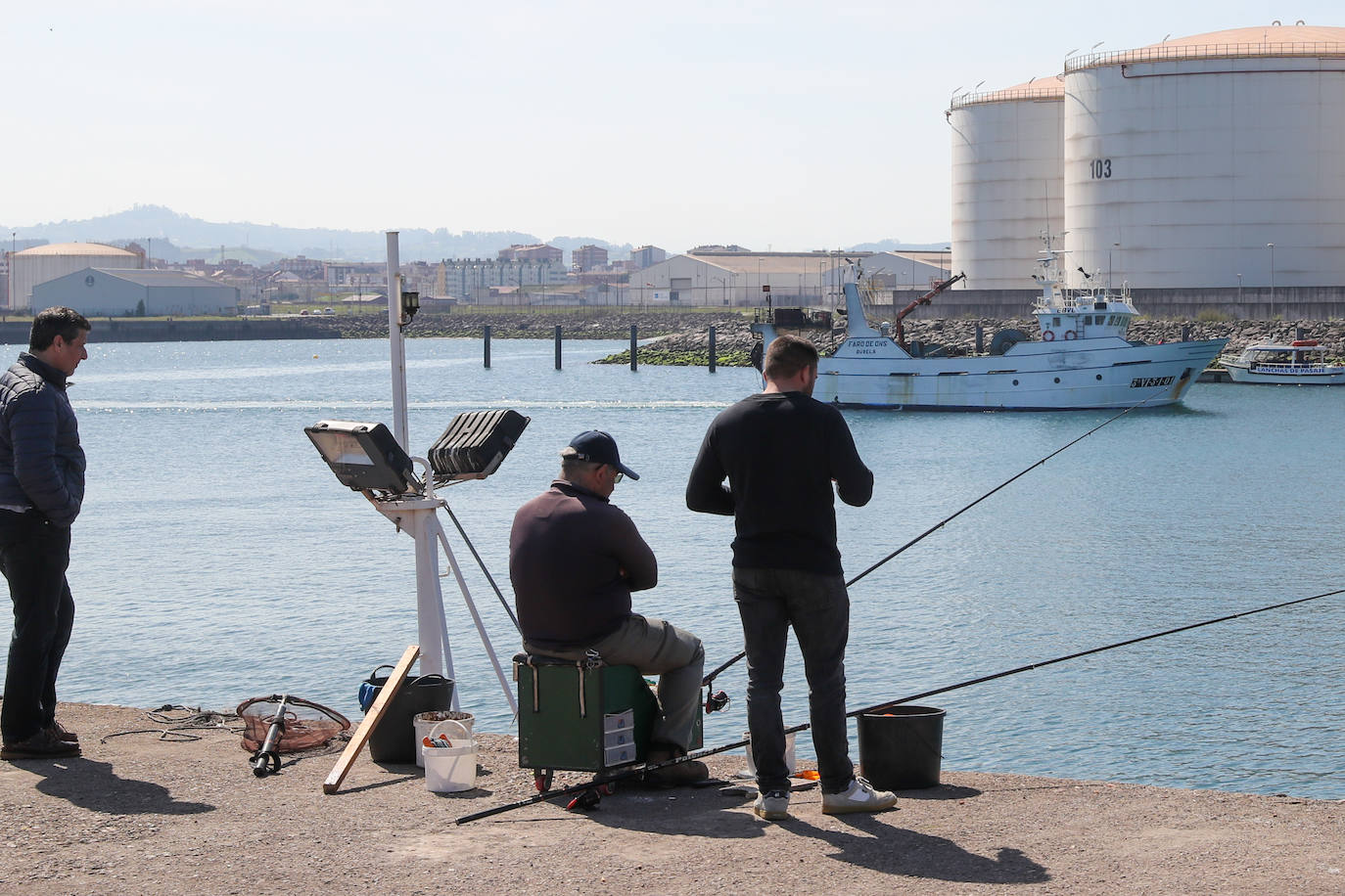 Después de tres días de amarre, la flota volvía este jueves a faenar. Al menos hasta el martes. En Gijón, entraba un barco a descargar xarda, cuya temporada comenzó a finales del mes de febrero.