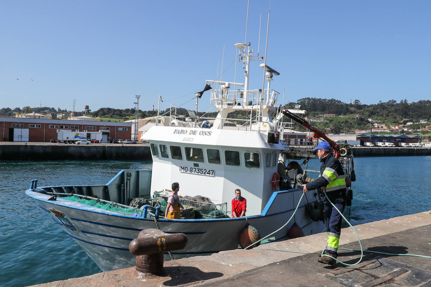 Después de tres días de amarre, la flota volvía este jueves a faenar. Al menos hasta el martes. En Gijón, entraba un barco a descargar xarda, cuya temporada comenzó a finales del mes de febrero.