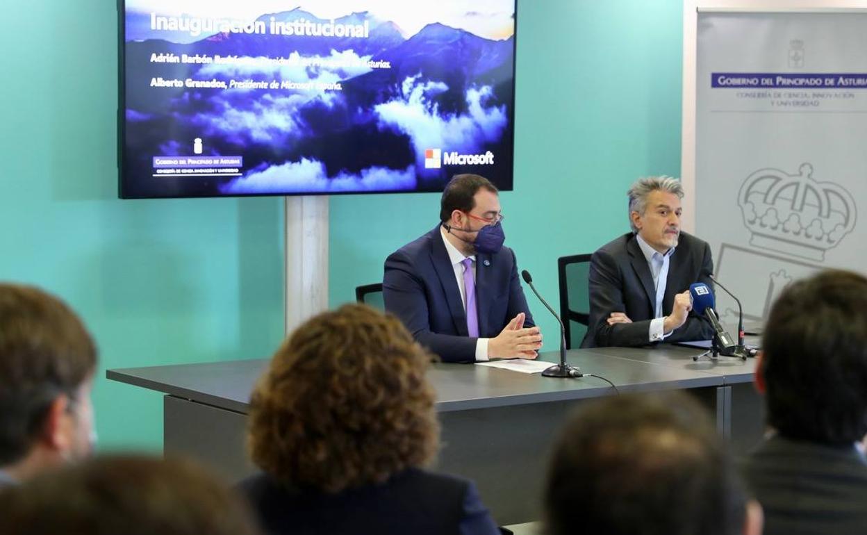 Adrián Barbón y Alberto Granados, durante la inauguración.