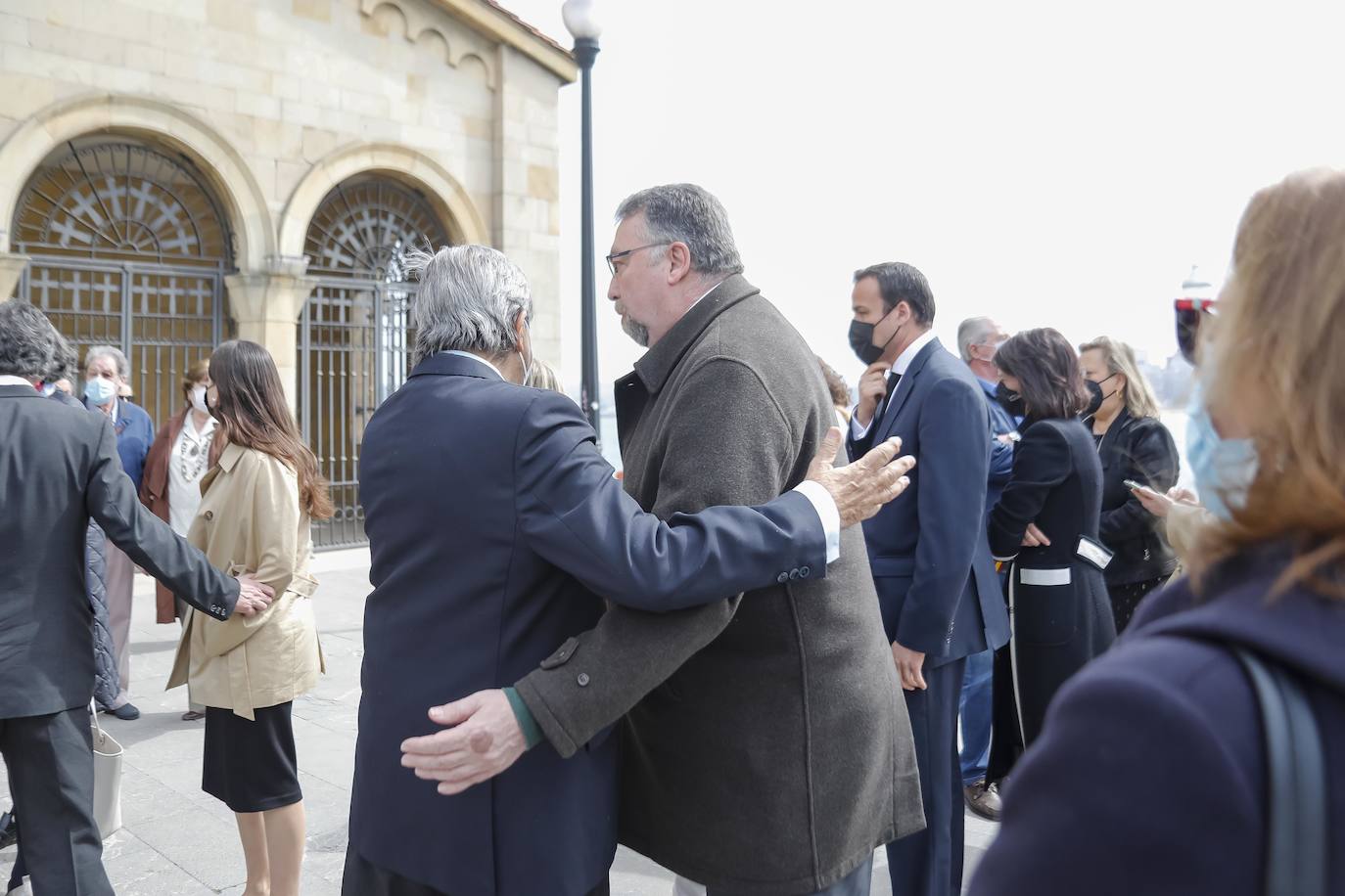 Familiares y amigos se reunieron este viernes en la iglesia de San Pedro para despedir a la gijonesa Elisa Fernández-Escandón, fallecida el pasado lunes en Madrid.