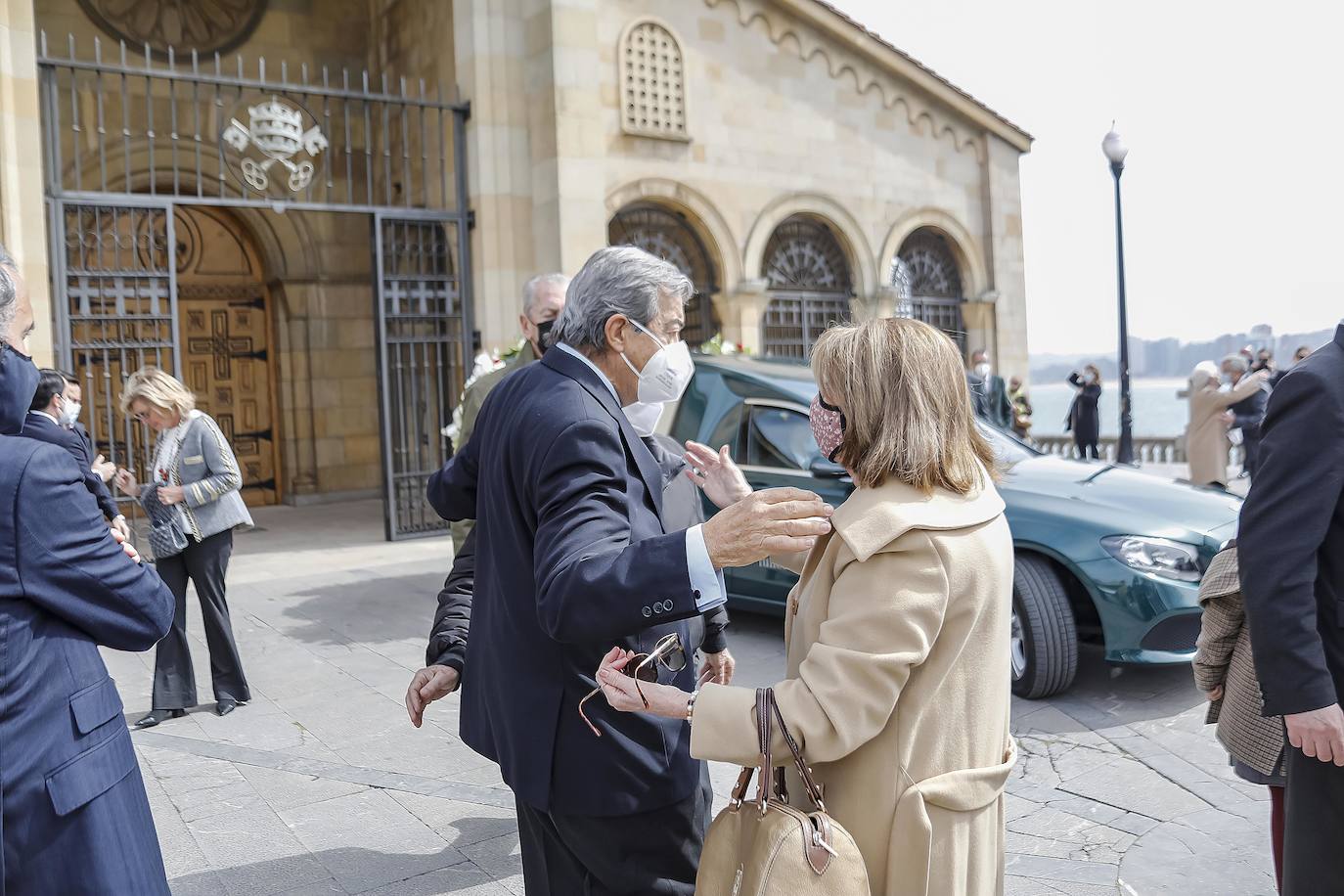 Familiares y amigos se reunieron este viernes en la iglesia de San Pedro para despedir a la gijonesa Elisa Fernández-Escandón, fallecida el pasado lunes en Madrid.