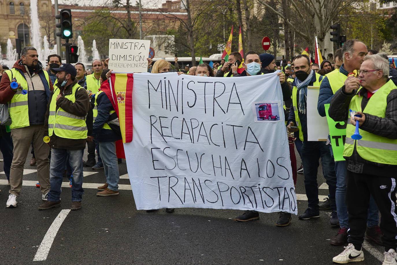 Durante el transcurso de la concentración, la ministra de Transportes, Raquel Sánchez, ha anunciado que finalmente se reunirá con ellos tras el acuerdo alcanzado con el Comité Nacional del Transporte por Carretera (CNTC). «Están eludiendo el problema de fondo, no estamos pidiendo subvenciones, sino unos precios garantizados para cubrir nuestros costes de explotación», señalan los transportistas.