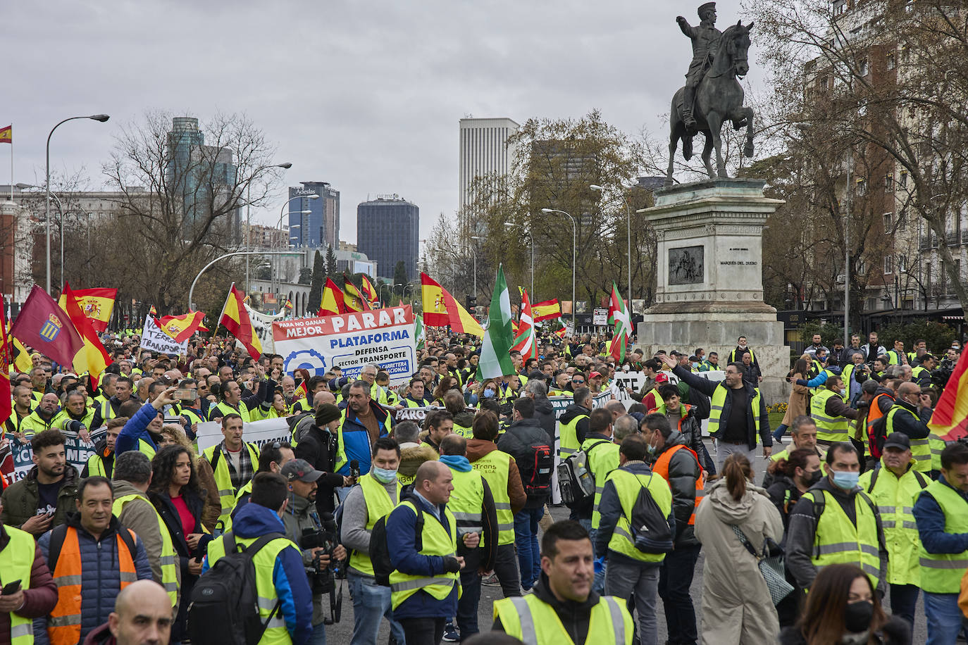 Durante el transcurso de la concentración, la ministra de Transportes, Raquel Sánchez, ha anunciado que finalmente se reunirá con ellos tras el acuerdo alcanzado con el Comité Nacional del Transporte por Carretera (CNTC). «Están eludiendo el problema de fondo, no estamos pidiendo subvenciones, sino unos precios garantizados para cubrir nuestros costes de explotación», señalan los transportistas.