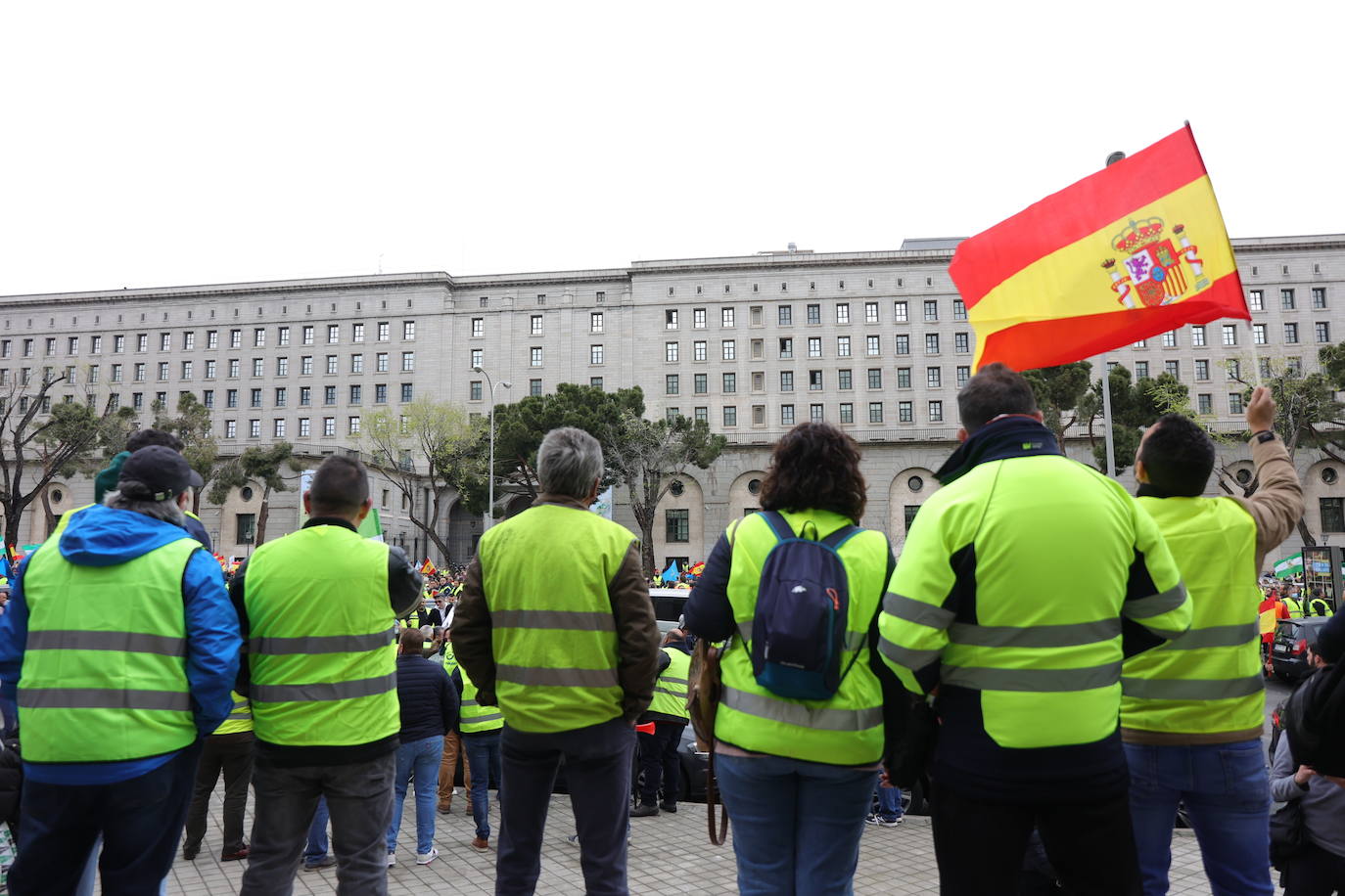 Durante el transcurso de la concentración, la ministra de Transportes, Raquel Sánchez, ha anunciado que finalmente se reunirá con ellos tras el acuerdo alcanzado con el Comité Nacional del Transporte por Carretera (CNTC). «Están eludiendo el problema de fondo, no estamos pidiendo subvenciones, sino unos precios garantizados para cubrir nuestros costes de explotación», señalan los transportistas.