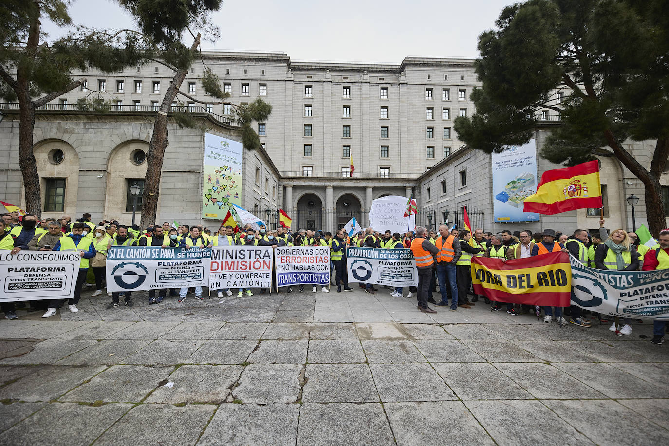 Durante el transcurso de la concentración, la ministra de Transportes, Raquel Sánchez, ha anunciado que finalmente se reunirá con ellos tras el acuerdo alcanzado con el Comité Nacional del Transporte por Carretera (CNTC). «Están eludiendo el problema de fondo, no estamos pidiendo subvenciones, sino unos precios garantizados para cubrir nuestros costes de explotación», señalan los transportistas.