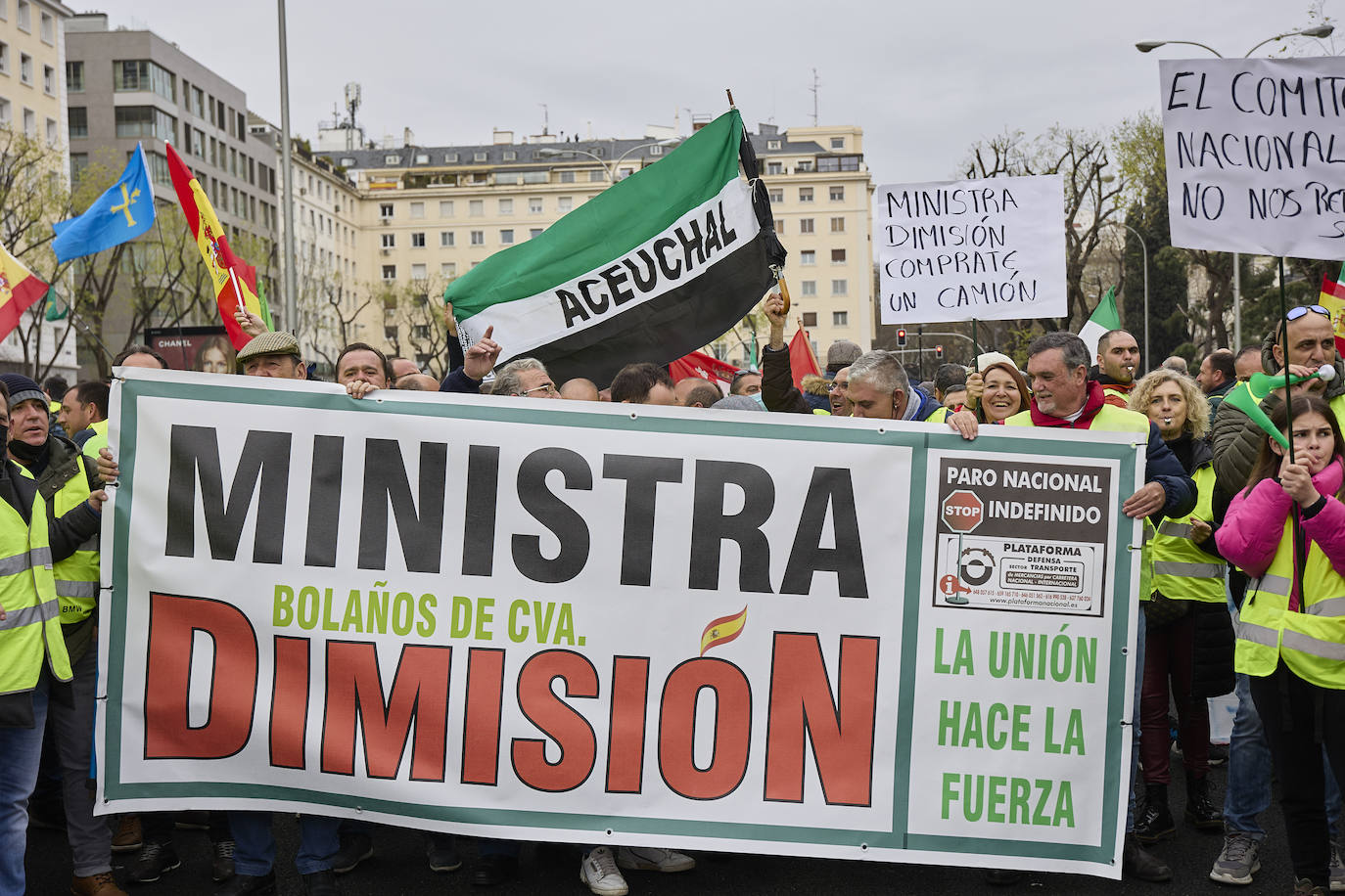 Durante el transcurso de la concentración, la ministra de Transportes, Raquel Sánchez, ha anunciado que finalmente se reunirá con ellos tras el acuerdo alcanzado con el Comité Nacional del Transporte por Carretera (CNTC). «Están eludiendo el problema de fondo, no estamos pidiendo subvenciones, sino unos precios garantizados para cubrir nuestros costes de explotación», señalan los transportistas.