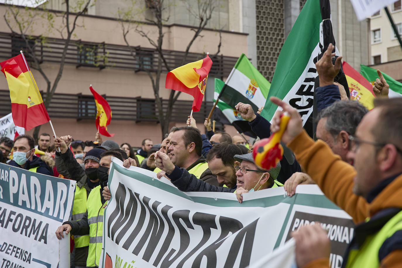 Durante el transcurso de la concentración, la ministra de Transportes, Raquel Sánchez, ha anunciado que finalmente se reunirá con ellos tras el acuerdo alcanzado con el Comité Nacional del Transporte por Carretera (CNTC). «Están eludiendo el problema de fondo, no estamos pidiendo subvenciones, sino unos precios garantizados para cubrir nuestros costes de explotación», señalan los transportistas.