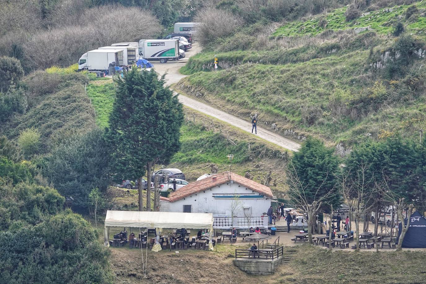 La localidad llanisca de Andrín se convirtió ayer en plató para la serie 'Vampire Academy', que se rueda en diferentes lugares de España. Una adaptación para NBC de las novelas de Richelle Mead, que cuentan la historia de Rose Hathaway, una híbrido vampiro-humano que trata de proteger a la princesa Lissa Dragomir de los Strigoi, unos vampiros inmortales.