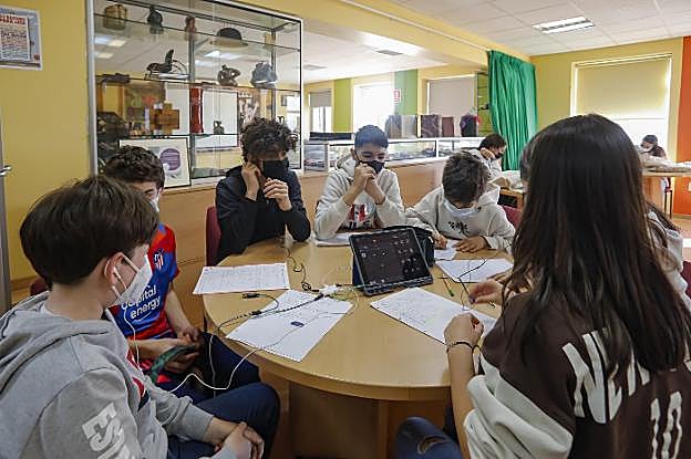 Los alumnos de primero de Secundaria graban un pódcast en clase de inglés. 