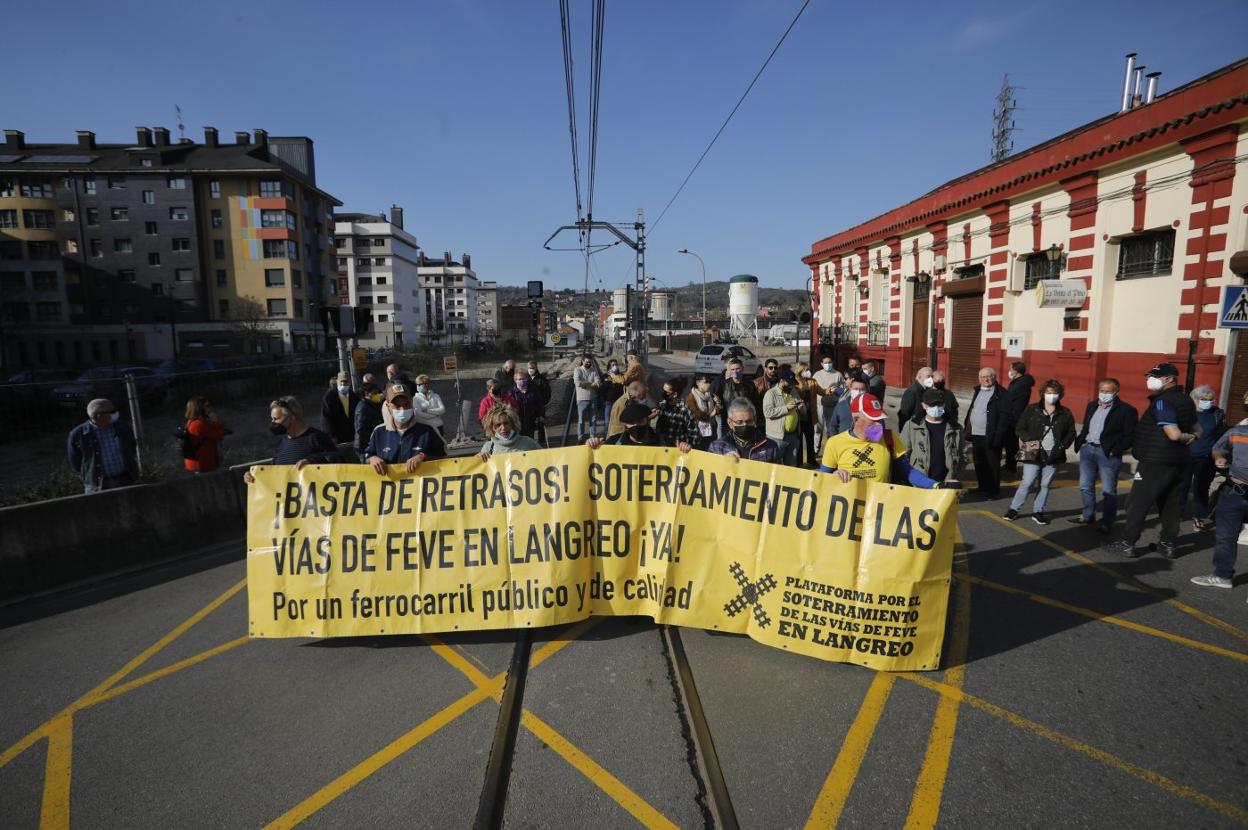 Manifestantes durante el corte de carretera en Langreo Centro. 