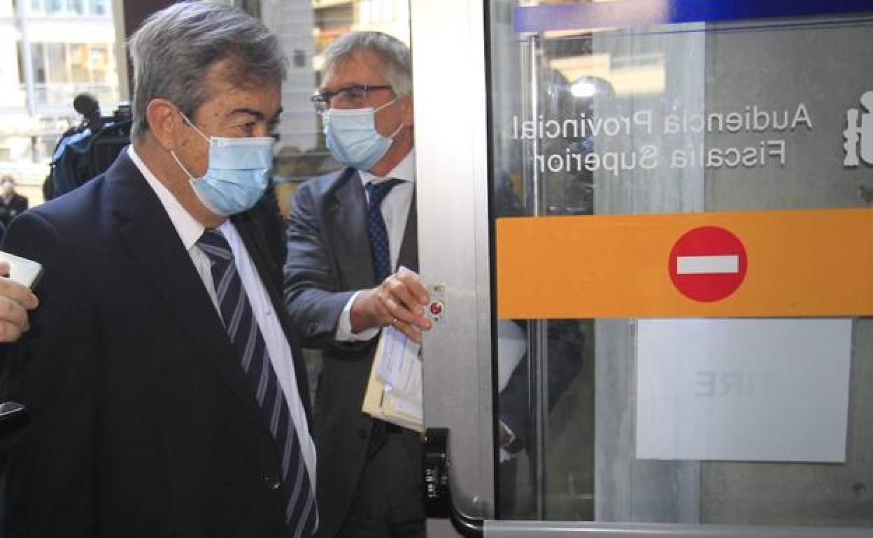 Francisco Álvarez-Cascos, a su entrada a los juzgados de Oviedo, en 2020.