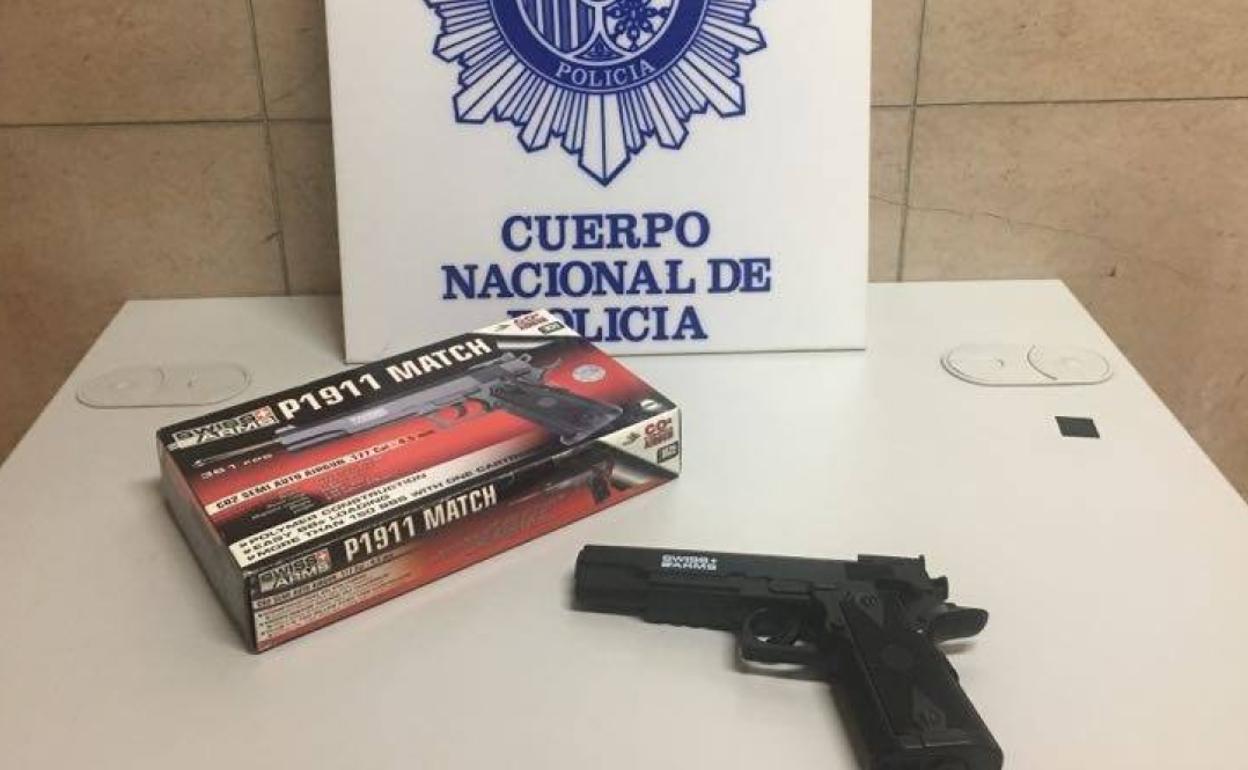 Arma intervenida a los detenidos