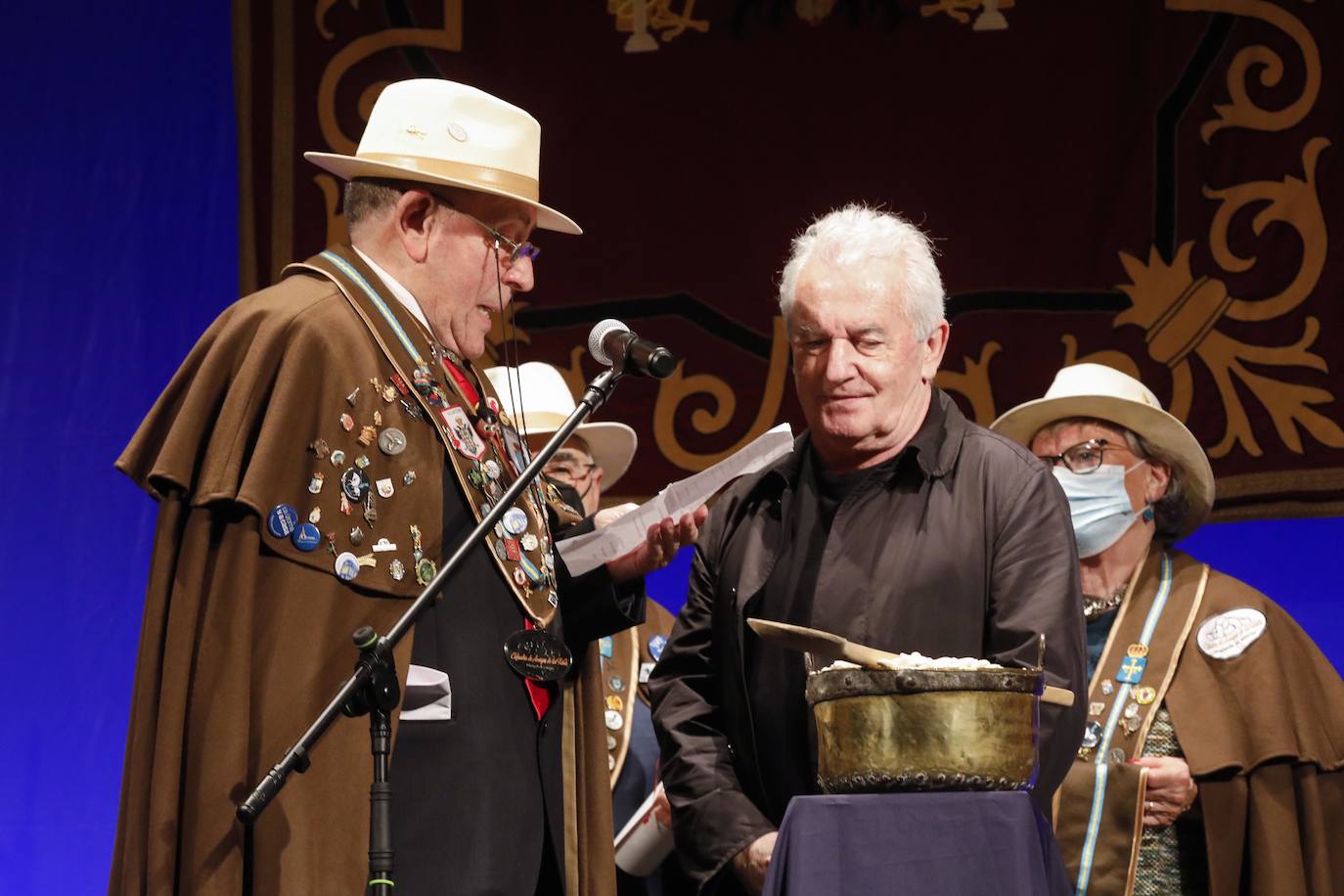 La Cofradía de Amigos de les Fabes celebró este sábado un acto institucional en el Teatro Riera en el que el cantautor y productor Víctor Manuel fue nombrado Cofrade de Honor.