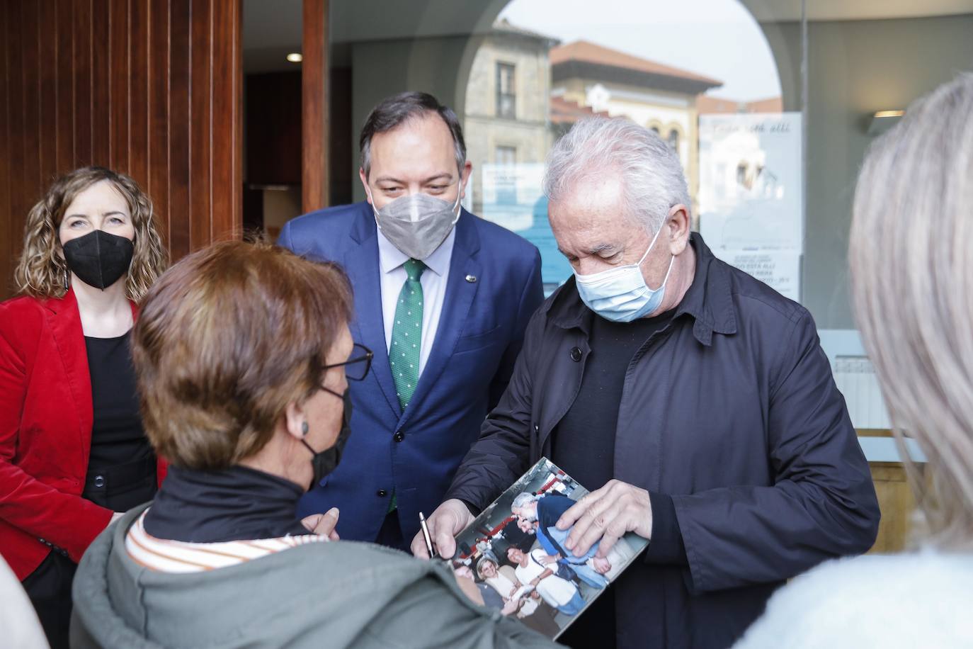 La Cofradía de Amigos de les Fabes celebró este sábado un acto institucional en el Teatro Riera en el que el cantautor y productor Víctor Manuel fue nombrado Cofrade de Honor.