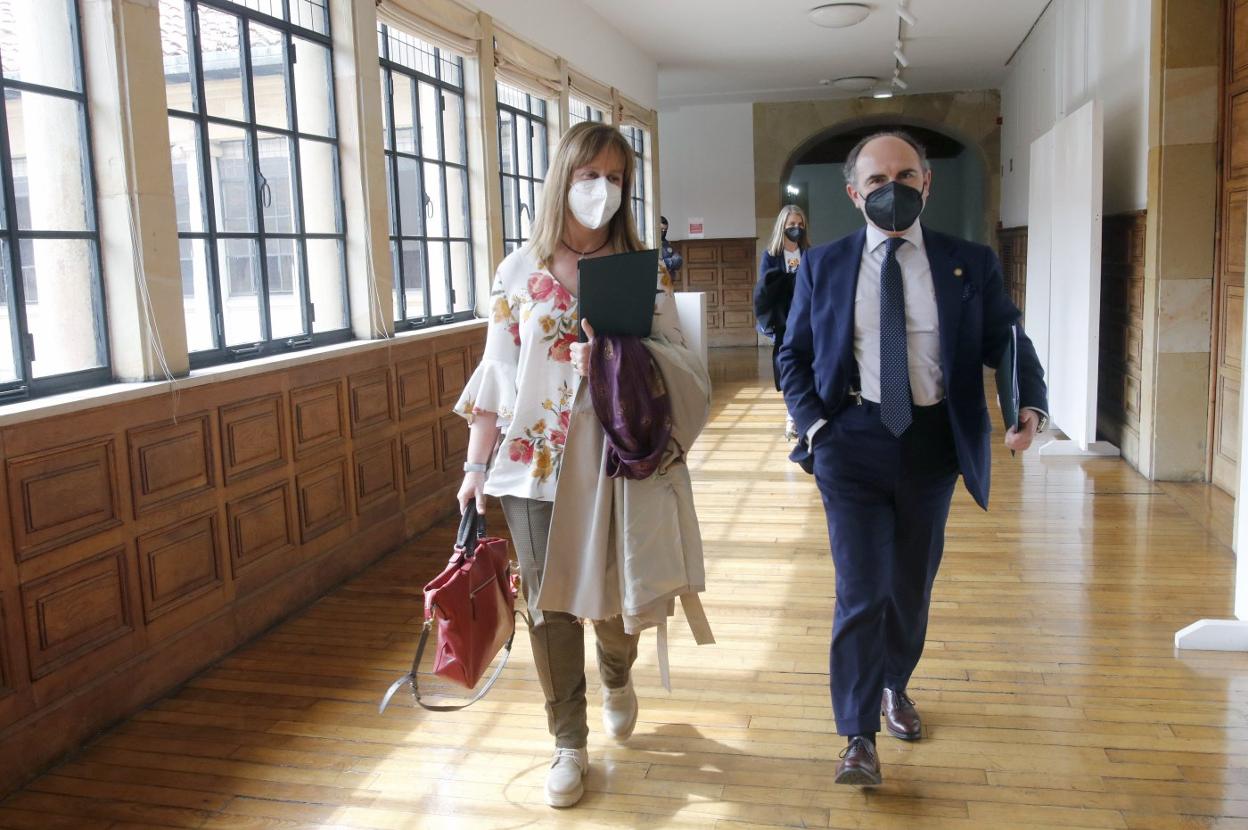 La vicerrectora de Sostenibilidad, Sandra Velarde, y el rector, Ignacio Villaverde. 