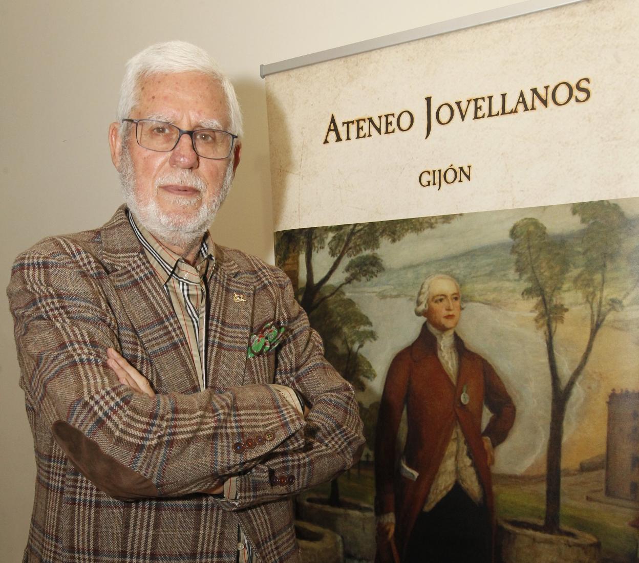 Luis Rubio, ante un retrato de Jovellanos. 