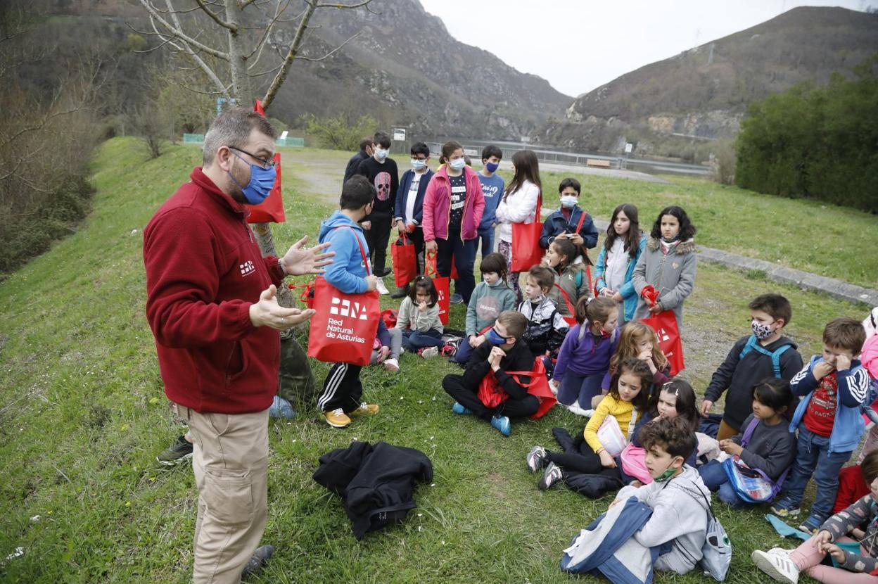 Los escolares de Sobrescobio y Caso atienden a las explicaciones tras la suelta del ave.