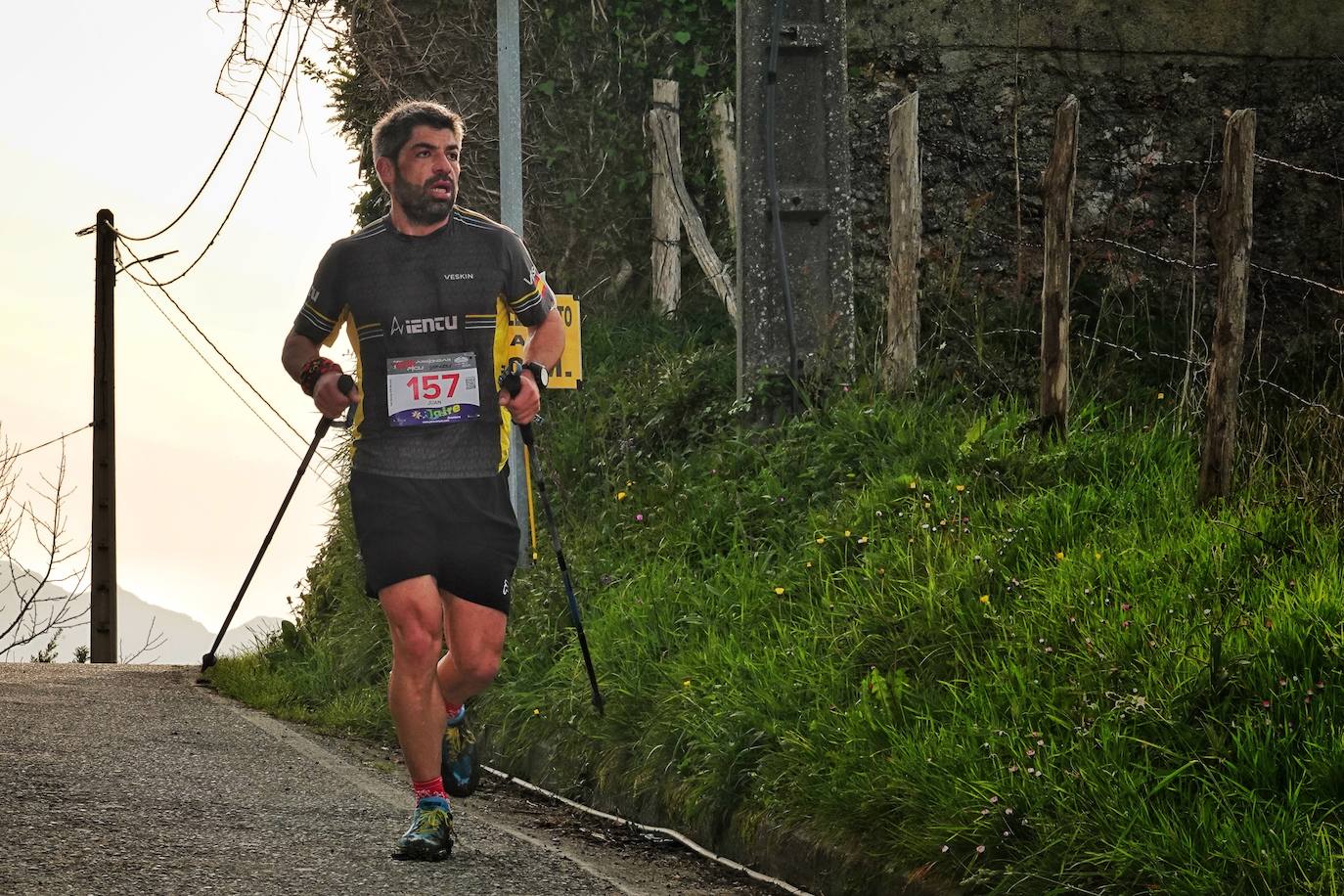 Sin duda, una de las cumbres más visitadas y más accesibles de Asturias es la ruta al PIcu Pienzu, donde centenares de personas participaron en la carrera de su subida. Comienza como un paseo de dos kilómetros llanos por pastos de montaña, en los que tenemos vistas a la costa, por un lado, y, por otro, a Arriondas y los Picos de Europa, entre otras impresionantes vistas de montaña que deja su recorrido.