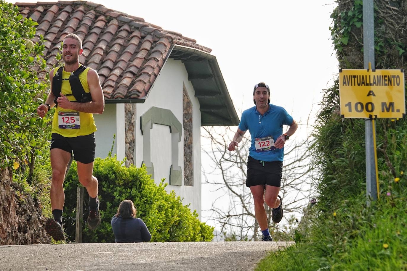 Sin duda, una de las cumbres más visitadas y más accesibles de Asturias es la ruta al PIcu Pienzu, donde centenares de personas participaron en la carrera de su subida. Comienza como un paseo de dos kilómetros llanos por pastos de montaña, en los que tenemos vistas a la costa, por un lado, y, por otro, a Arriondas y los Picos de Europa, entre otras impresionantes vistas de montaña que deja su recorrido.
