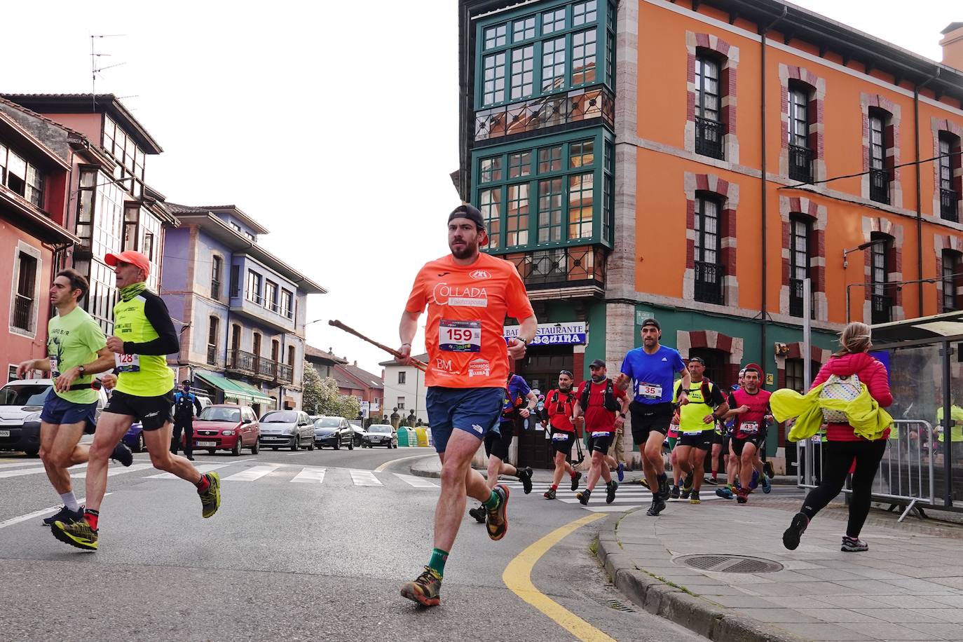 Sin duda, una de las cumbres más visitadas y más accesibles de Asturias es la ruta al PIcu Pienzu, donde centenares de personas participaron en la carrera de su subida. Comienza como un paseo de dos kilómetros llanos por pastos de montaña, en los que tenemos vistas a la costa, por un lado, y, por otro, a Arriondas y los Picos de Europa, entre otras impresionantes vistas de montaña que deja su recorrido.