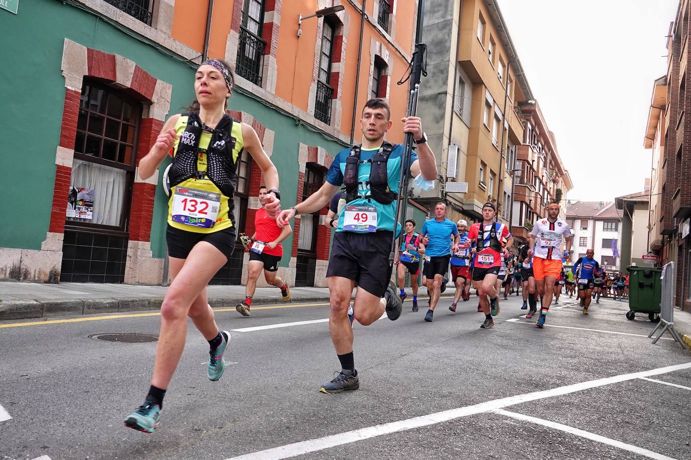 Sin duda, una de las cumbres más visitadas y más accesibles de Asturias es la ruta al PIcu Pienzu, donde centenares de personas participaron en la carrera de su subida. Comienza como un paseo de dos kilómetros llanos por pastos de montaña, en los que tenemos vistas a la costa, por un lado, y, por otro, a Arriondas y los Picos de Europa, entre otras impresionantes vistas de montaña que deja su recorrido.