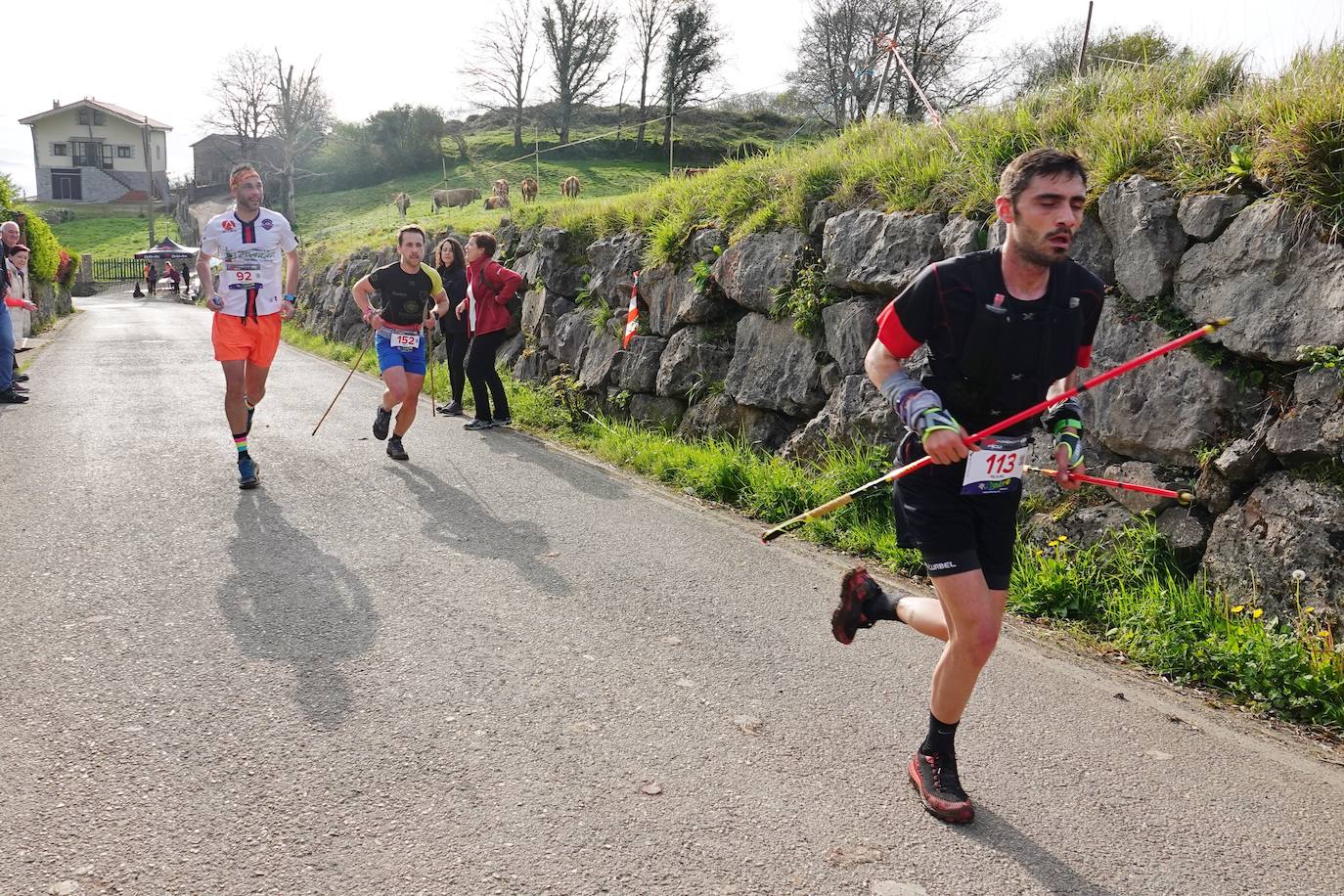 Sin duda, una de las cumbres más visitadas y más accesibles de Asturias es la ruta al PIcu Pienzu, donde centenares de personas participaron en la carrera de su subida. Comienza como un paseo de dos kilómetros llanos por pastos de montaña, en los que tenemos vistas a la costa, por un lado, y, por otro, a Arriondas y los Picos de Europa, entre otras impresionantes vistas de montaña que deja su recorrido.