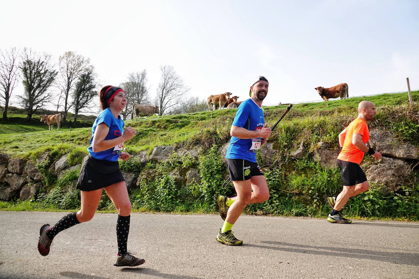 Sin duda, una de las cumbres más visitadas y más accesibles de Asturias es la ruta al PIcu Pienzu, donde centenares de personas participaron en la carrera de su subida. Comienza como un paseo de dos kilómetros llanos por pastos de montaña, en los que tenemos vistas a la costa, por un lado, y, por otro, a Arriondas y los Picos de Europa, entre otras impresionantes vistas de montaña que deja su recorrido.