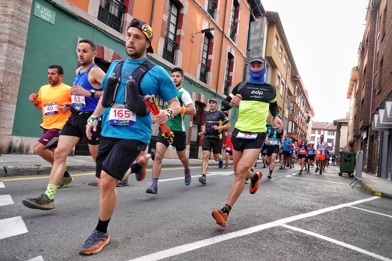 Sin duda, una de las cumbres más visitadas y más accesibles de Asturias es la ruta al PIcu Pienzu, donde centenares de personas participaron en la carrera de su subida. Comienza como un paseo de dos kilómetros llanos por pastos de montaña, en los que tenemos vistas a la costa, por un lado, y, por otro, a Arriondas y los Picos de Europa, entre otras impresionantes vistas de montaña que deja su recorrido.