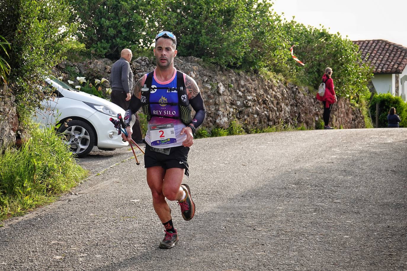 Sin duda, una de las cumbres más visitadas y más accesibles de Asturias es la ruta al PIcu Pienzu, donde centenares de personas participaron en la carrera de su subida. Comienza como un paseo de dos kilómetros llanos por pastos de montaña, en los que tenemos vistas a la costa, por un lado, y, por otro, a Arriondas y los Picos de Europa, entre otras impresionantes vistas de montaña que deja su recorrido.