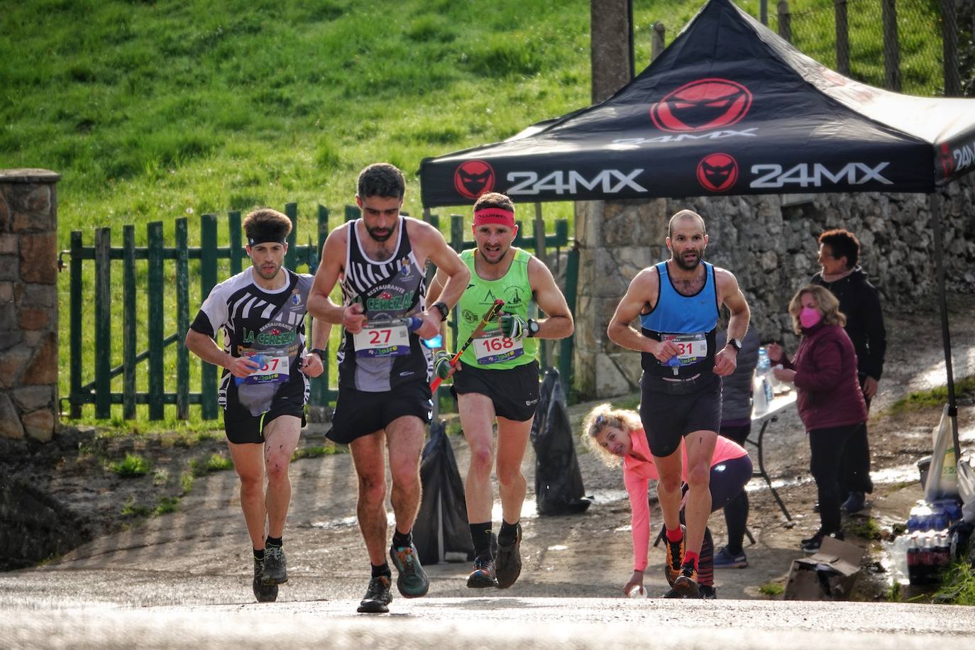 Sin duda, una de las cumbres más visitadas y más accesibles de Asturias es la ruta al PIcu Pienzu, donde centenares de personas participaron en la carrera de su subida. Comienza como un paseo de dos kilómetros llanos por pastos de montaña, en los que tenemos vistas a la costa, por un lado, y, por otro, a Arriondas y los Picos de Europa, entre otras impresionantes vistas de montaña que deja su recorrido.