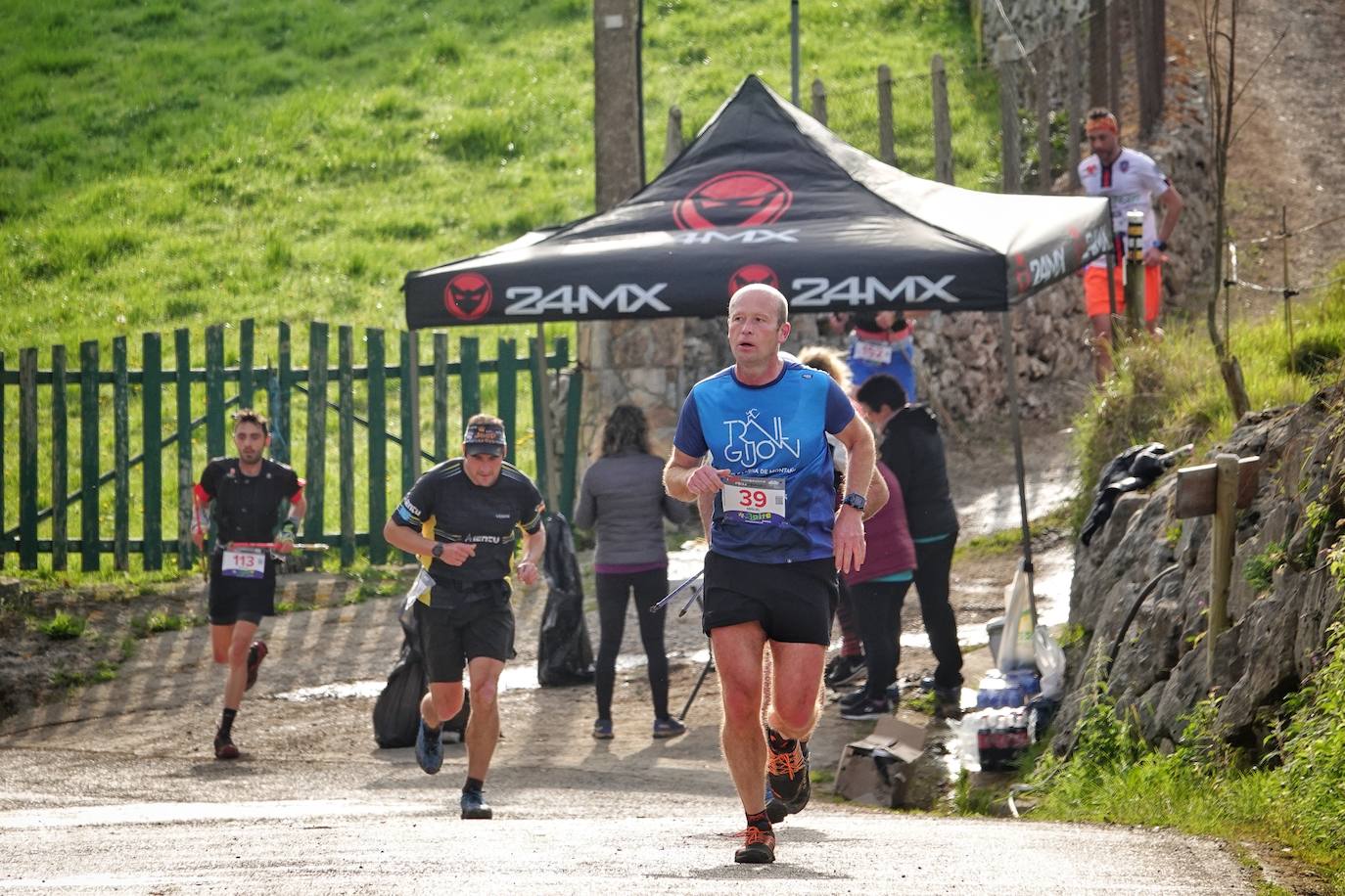 Sin duda, una de las cumbres más visitadas y más accesibles de Asturias es la ruta al PIcu Pienzu, donde centenares de personas participaron en la carrera de su subida. Comienza como un paseo de dos kilómetros llanos por pastos de montaña, en los que tenemos vistas a la costa, por un lado, y, por otro, a Arriondas y los Picos de Europa, entre otras impresionantes vistas de montaña que deja su recorrido.