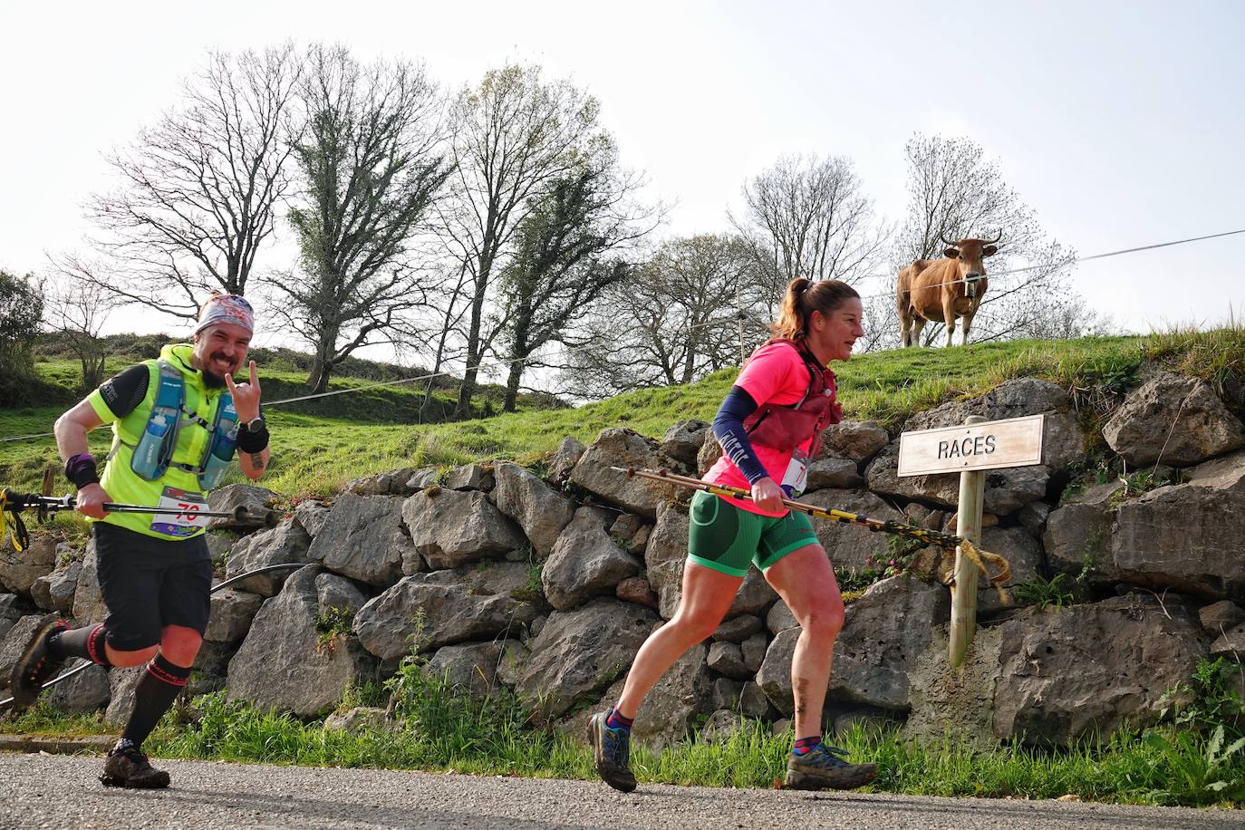 Sin duda, una de las cumbres más visitadas y más accesibles de Asturias es la ruta al PIcu Pienzu, donde centenares de personas participaron en la carrera de su subida. Comienza como un paseo de dos kilómetros llanos por pastos de montaña, en los que tenemos vistas a la costa, por un lado, y, por otro, a Arriondas y los Picos de Europa, entre otras impresionantes vistas de montaña que deja su recorrido.