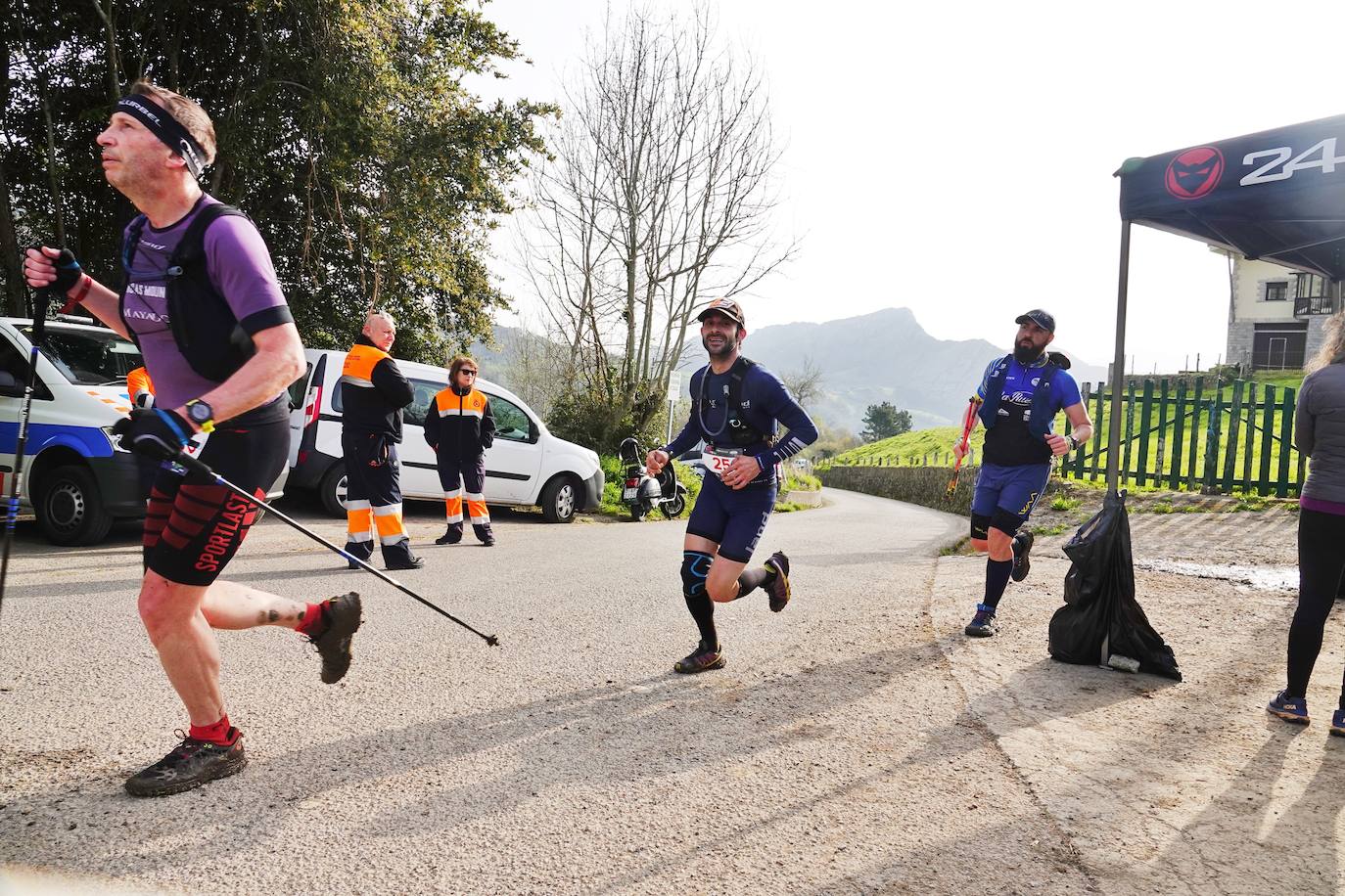 Sin duda, una de las cumbres más visitadas y más accesibles de Asturias es la ruta al PIcu Pienzu, donde centenares de personas participaron en la carrera de su subida. Comienza como un paseo de dos kilómetros llanos por pastos de montaña, en los que tenemos vistas a la costa, por un lado, y, por otro, a Arriondas y los Picos de Europa, entre otras impresionantes vistas de montaña que deja su recorrido.