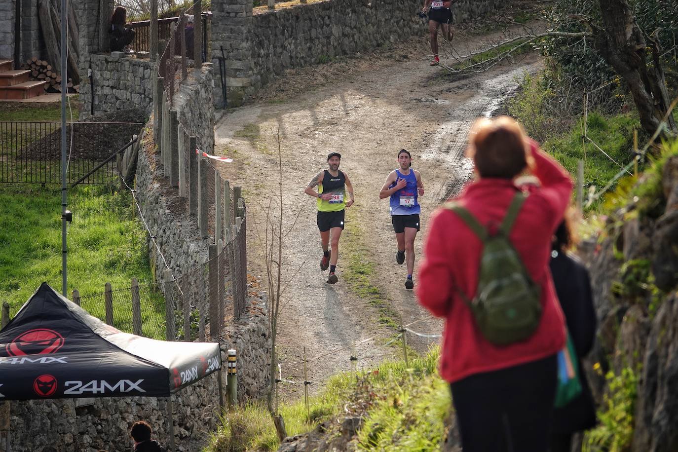 Sin duda, una de las cumbres más visitadas y más accesibles de Asturias es la ruta al PIcu Pienzu, donde centenares de personas participaron en la carrera de su subida. Comienza como un paseo de dos kilómetros llanos por pastos de montaña, en los que tenemos vistas a la costa, por un lado, y, por otro, a Arriondas y los Picos de Europa, entre otras impresionantes vistas de montaña que deja su recorrido.