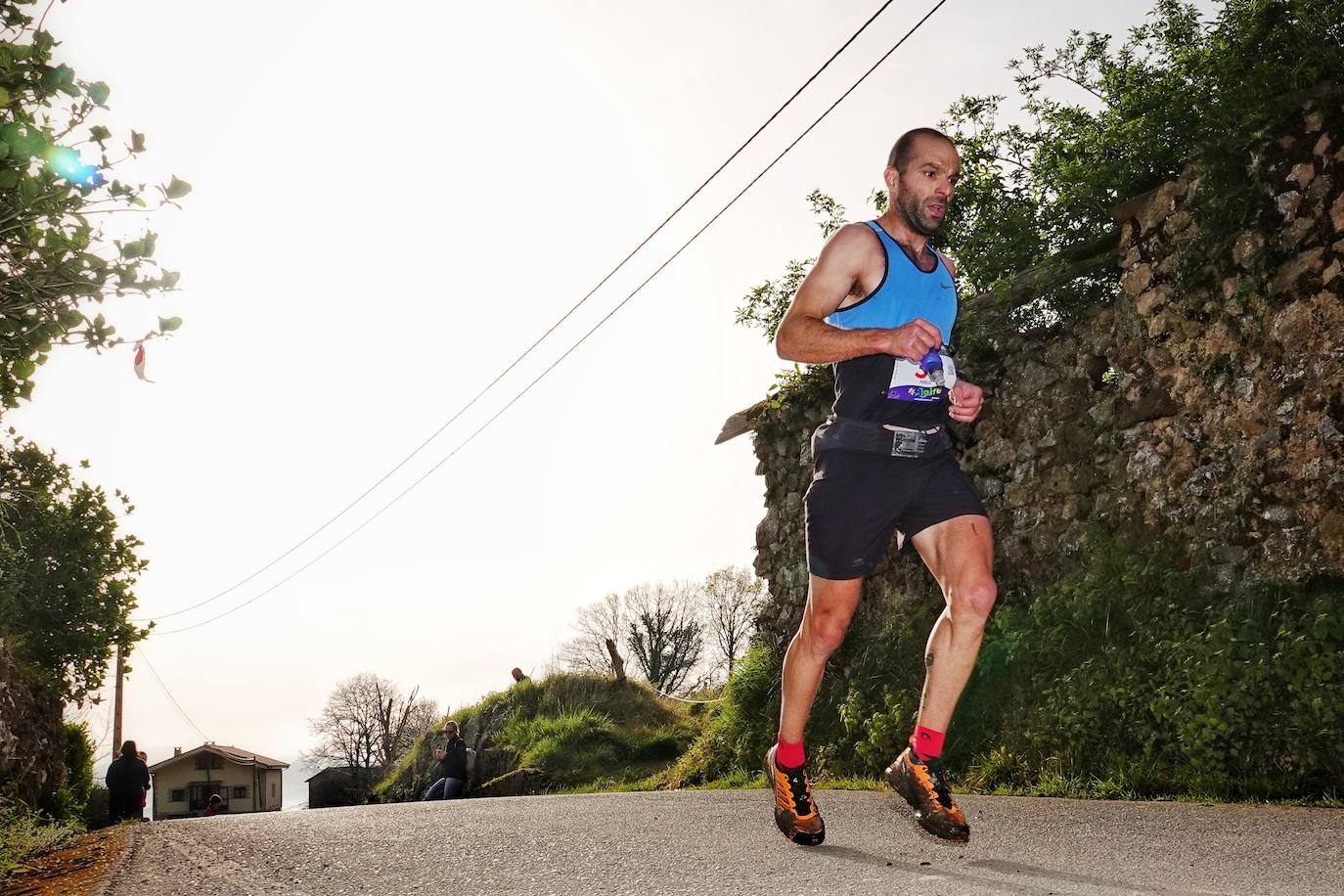 Sin duda, una de las cumbres más visitadas y más accesibles de Asturias es la ruta al PIcu Pienzu, donde centenares de personas participaron en la carrera de su subida. Comienza como un paseo de dos kilómetros llanos por pastos de montaña, en los que tenemos vistas a la costa, por un lado, y, por otro, a Arriondas y los Picos de Europa, entre otras impresionantes vistas de montaña que deja su recorrido.
