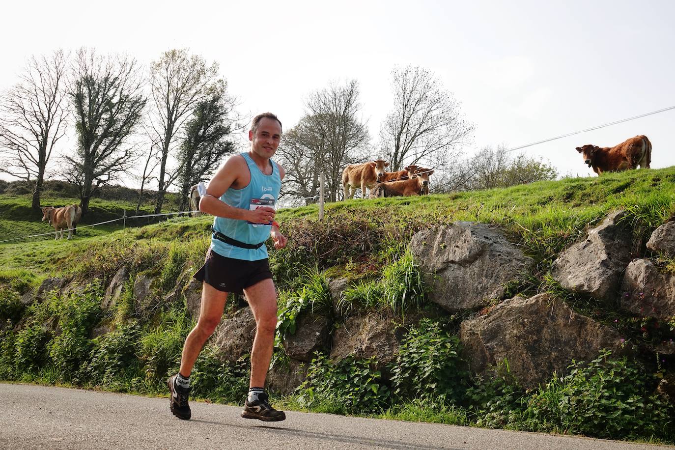 Sin duda, una de las cumbres más visitadas y más accesibles de Asturias es la ruta al PIcu Pienzu, donde centenares de personas participaron en la carrera de su subida. Comienza como un paseo de dos kilómetros llanos por pastos de montaña, en los que tenemos vistas a la costa, por un lado, y, por otro, a Arriondas y los Picos de Europa, entre otras impresionantes vistas de montaña que deja su recorrido.
