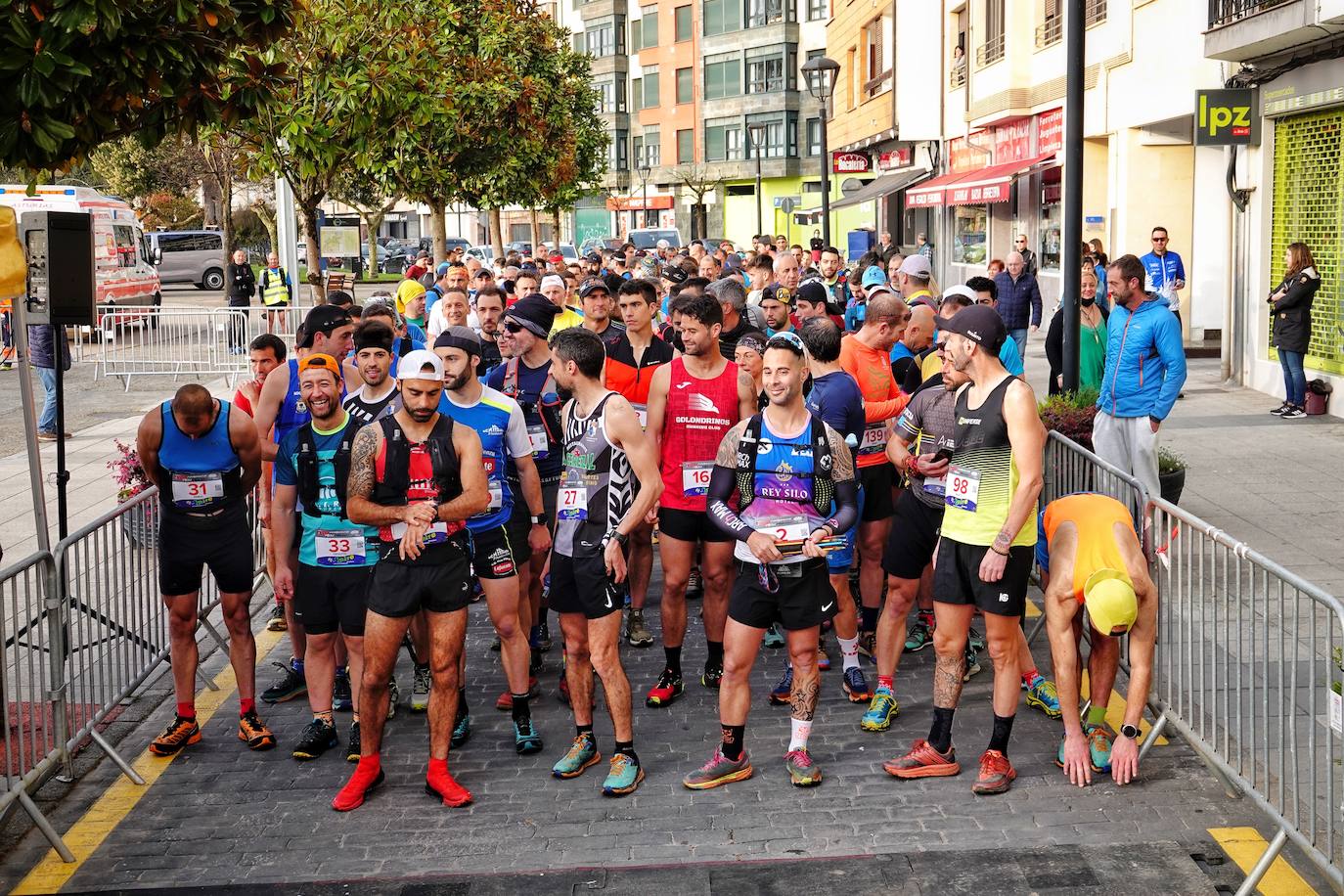 Sin duda, una de las cumbres más visitadas y más accesibles de Asturias es la ruta al PIcu Pienzu, donde centenares de personas participaron en la carrera de su subida. Comienza como un paseo de dos kilómetros llanos por pastos de montaña, en los que tenemos vistas a la costa, por un lado, y, por otro, a Arriondas y los Picos de Europa, entre otras impresionantes vistas de montaña que deja su recorrido.