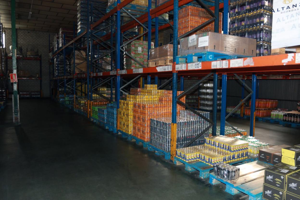 Almacenes del distribuidor para hostelería y particulares Disceas, con muchos de sus estantes vacíos por el desabastecimiento. 