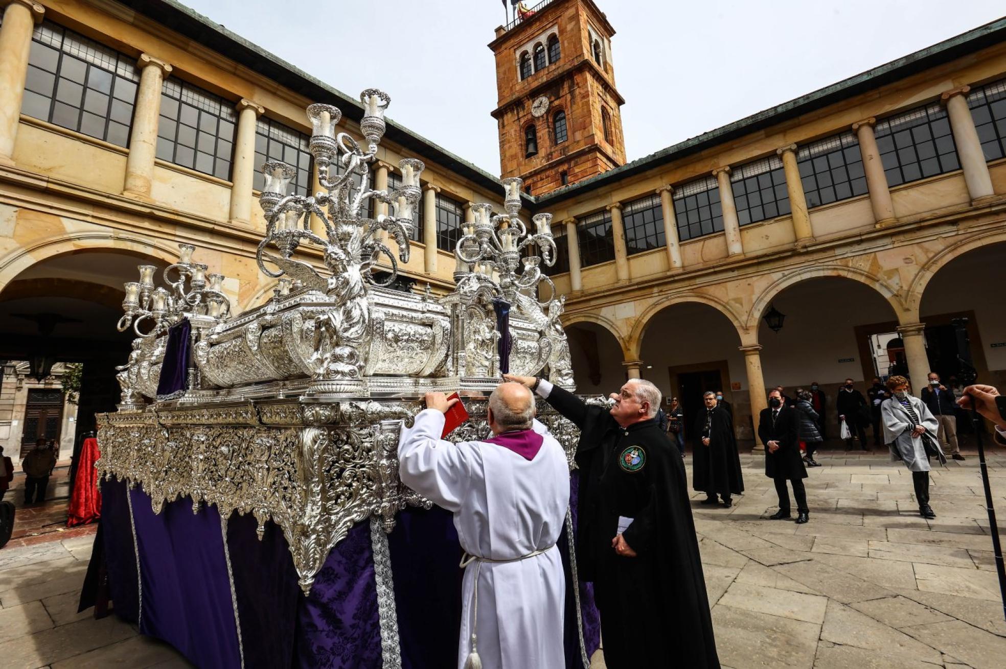 El paso de la Virgen de Loreto. Andrés Llavona descubre las capillas, junto al padre Alberto Reigada. fotos: pablo lorenzana