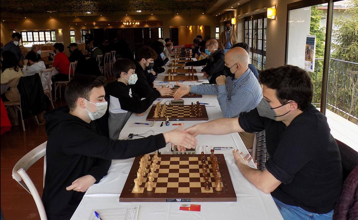 Iyán Guedes y Enrique Álvarez, en la primera mesa del torneo.